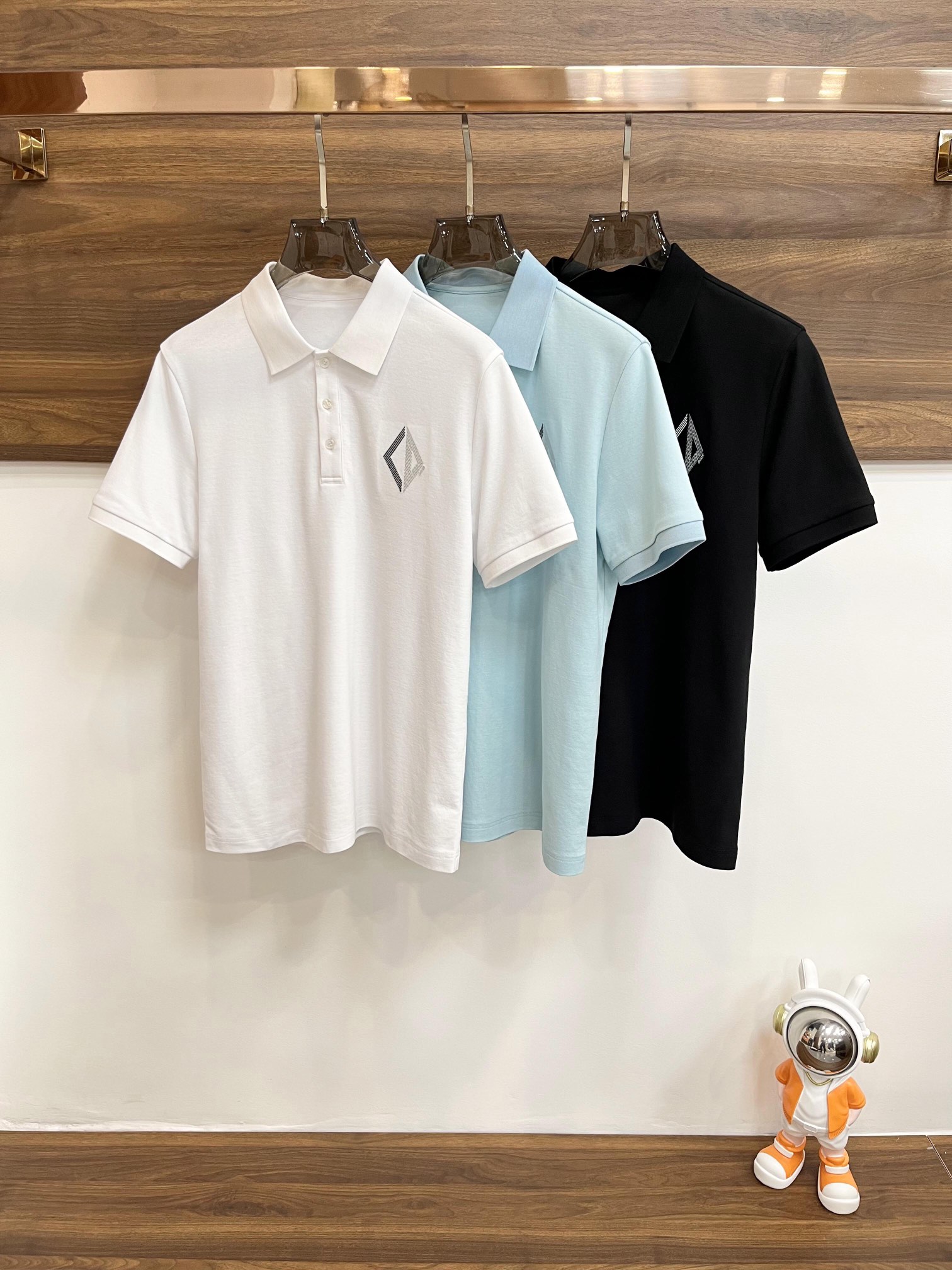 NO:135515,The main recommendation of Dior Dior is a comfortable and comfortable T-shirt that looks slim when worn in early spring. It is lazy and casual, combined with clean and simple colors, which is particularly pleasing to the eye. It is suitable for daily wear~ I love to launch sports items embellished with vitality prints to welcome the arrival of the warm season. Size M-3XL is complete. The new H2025 model is launched, dior, dior, tees, t-shirt, alexander wang19860909主推Dior 迪奥 早春翻领T恤穿上就是舒适自在又显瘦的存在,慵懒而随性,结合干净简单的色系就特别耐看,适合日常穿着~倾情推出缀饰活力印花的运动单品,迎接温暖季节的到来.尺码M-3XL 标齐全 H2025新款首发,,dior,dior,tees，t-shirt,alexander wang,Men's clothing