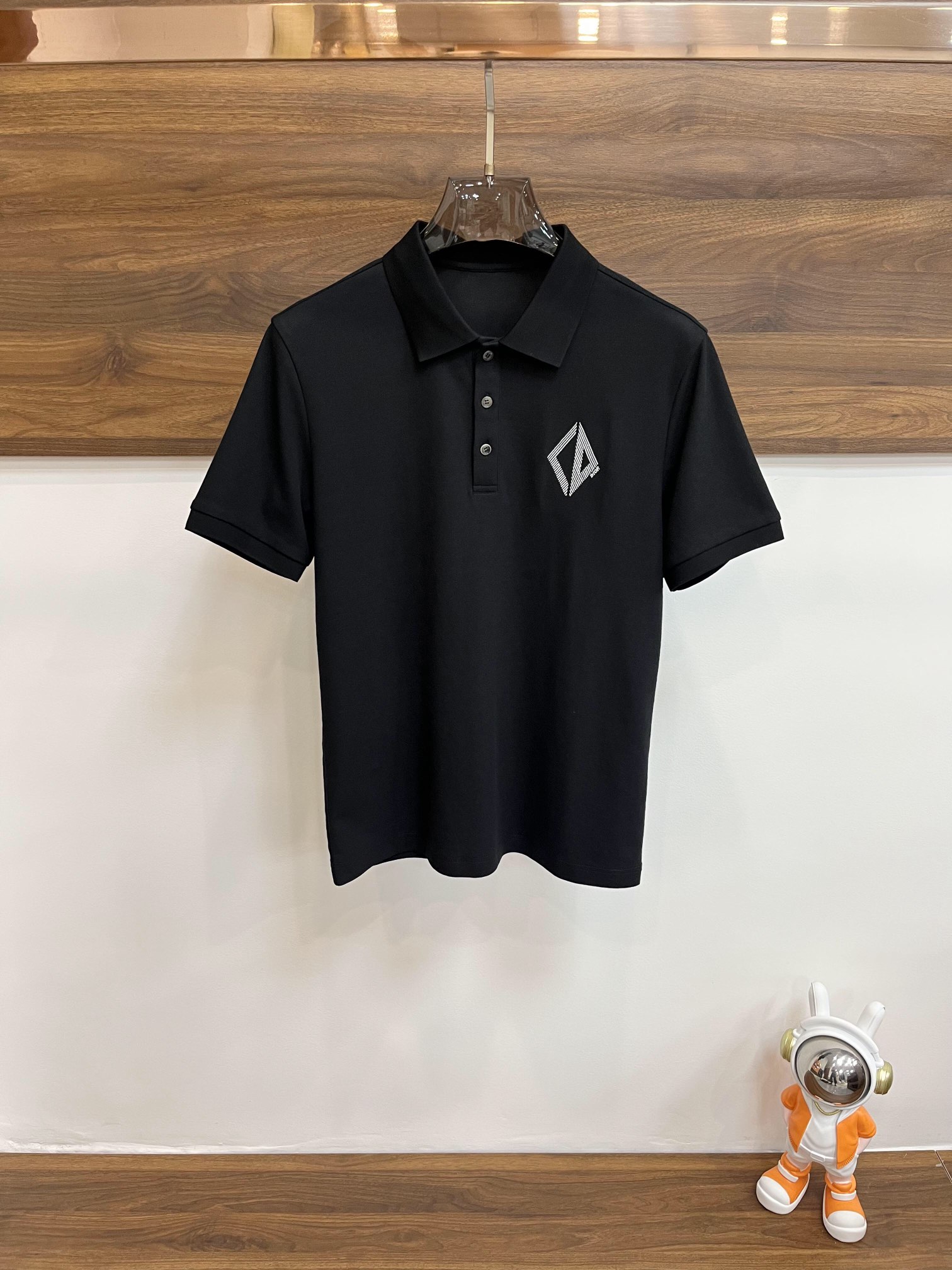 NO:135496,The main recommendation of Dior Dior is a comfortable and comfortable T-shirt that looks slim when worn in early spring. It is lazy and casual, combined with clean and simple colors, which is particularly pleasing to the eye. It is suitable for daily wear~ I love to launch sports items embellished with vitality prints to welcome the arrival of the warm season. Size M-3XL is complete. The new H2025 model is launched, dior, dior, tees, t-shirt, alexander wang19860909主推Dior 迪奥 早春翻领T恤穿上就是舒适自在又显瘦的存在,慵懒而随性,结合干净简单的色系就特别耐看,适合日常穿着~倾情推出缀饰活力印花的运动单品,迎接温暖季节的到来.尺码M-3XL 标齐全 H2025新款首发,,dior,dior,tees，t-shirt,alexander wang,Men's clothing