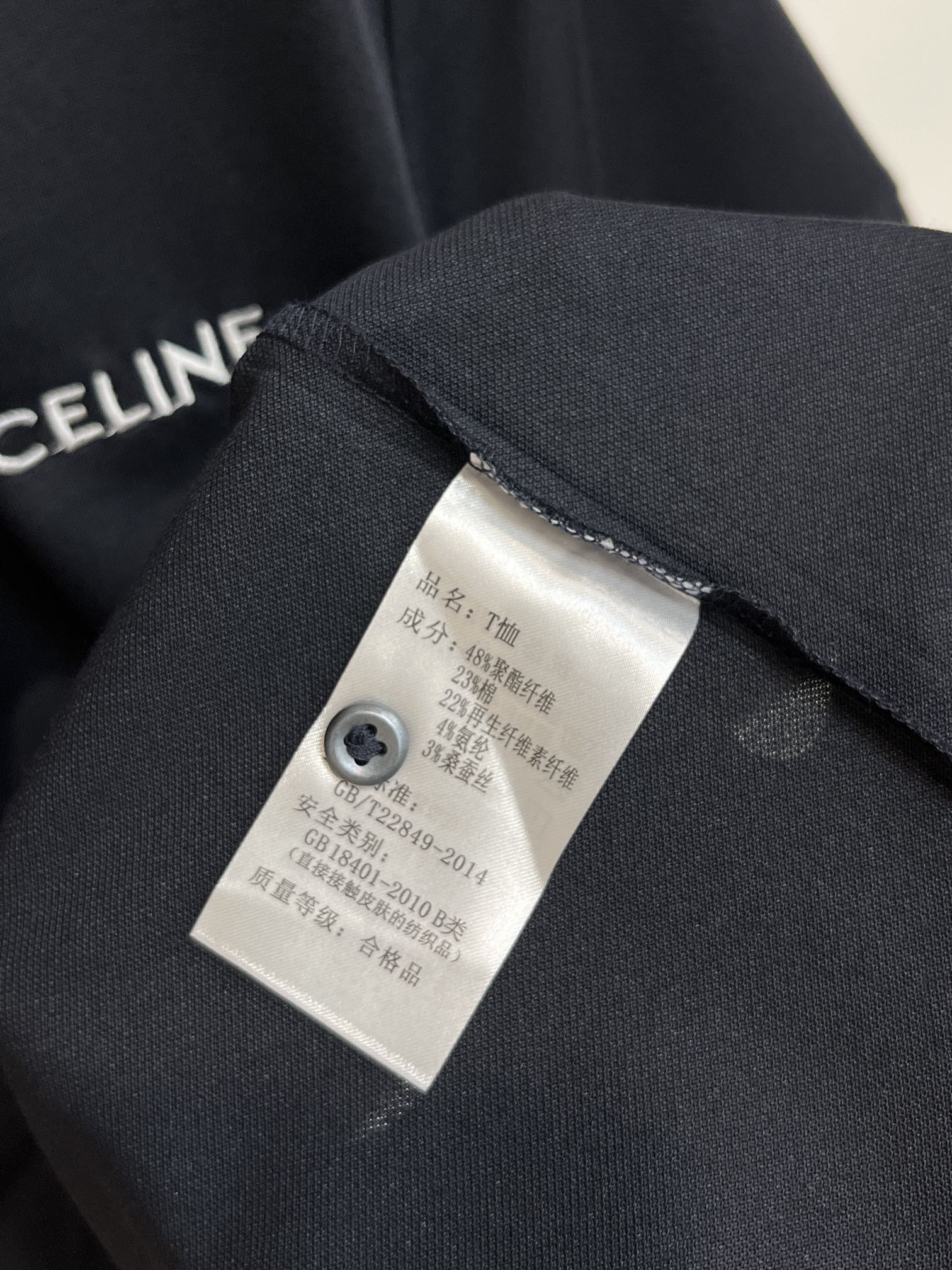 主推CELINE2024ss早春新款发布️塞琳翻领短袖logo刺绣穿上就是舒适自在又显瘦的存在慵懒而随性
