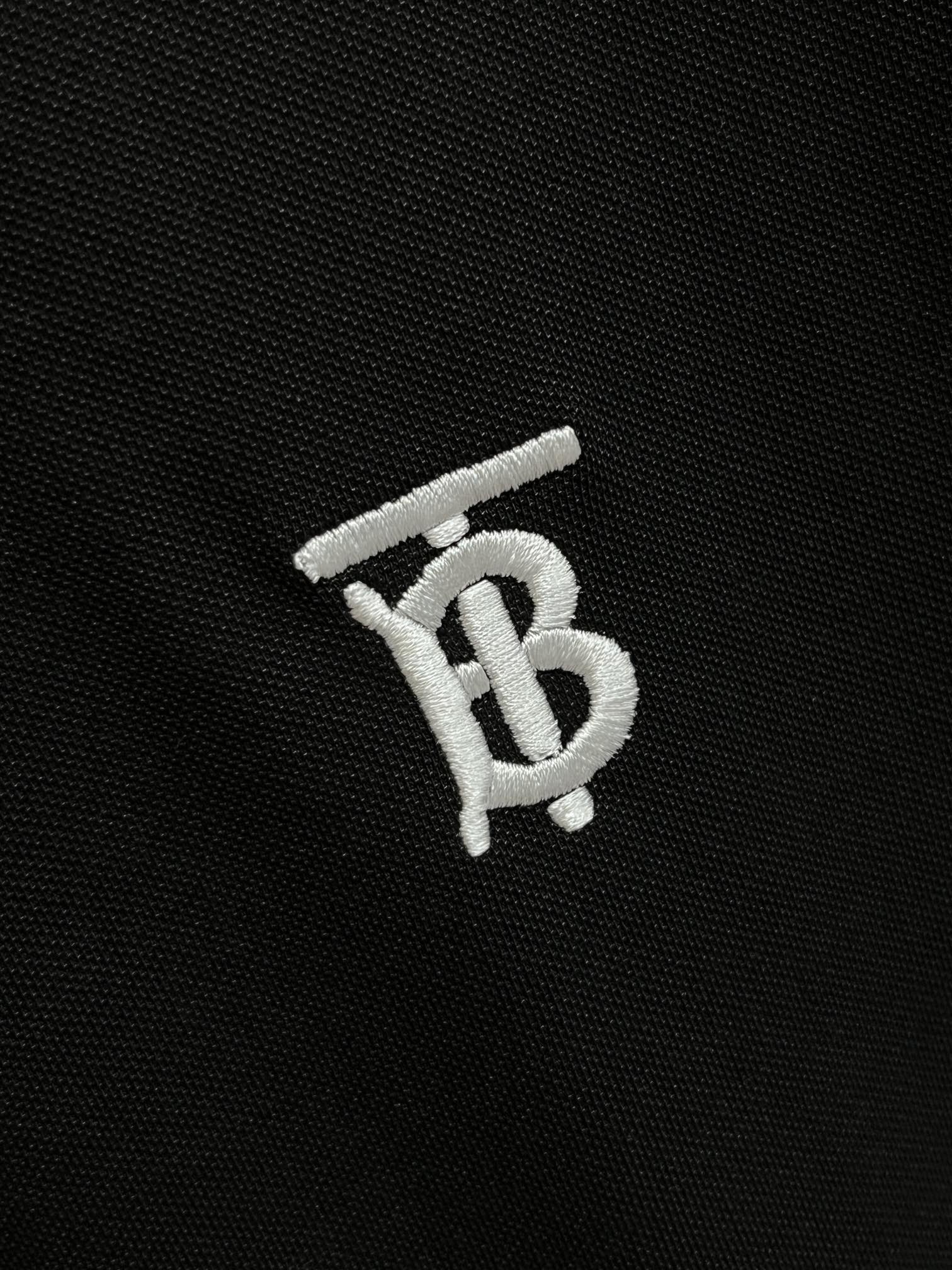 主推Burberry2024ss早春新款发布️巴宝莉翻领短袖logo刺绣穿上就是舒适自在又显瘦的存在慵懒