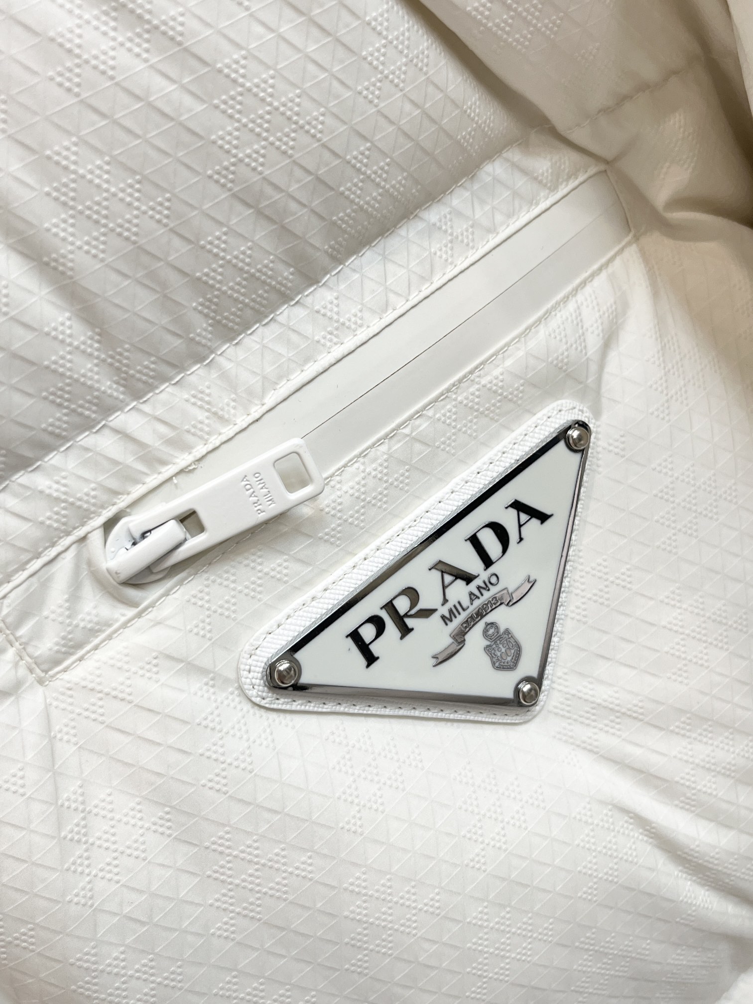 主推Prada2024秋冬新款️普拉达立领可隐藏帽子羽绒服外套选用亮泽尼龙面料打造经典三角标logo充盈