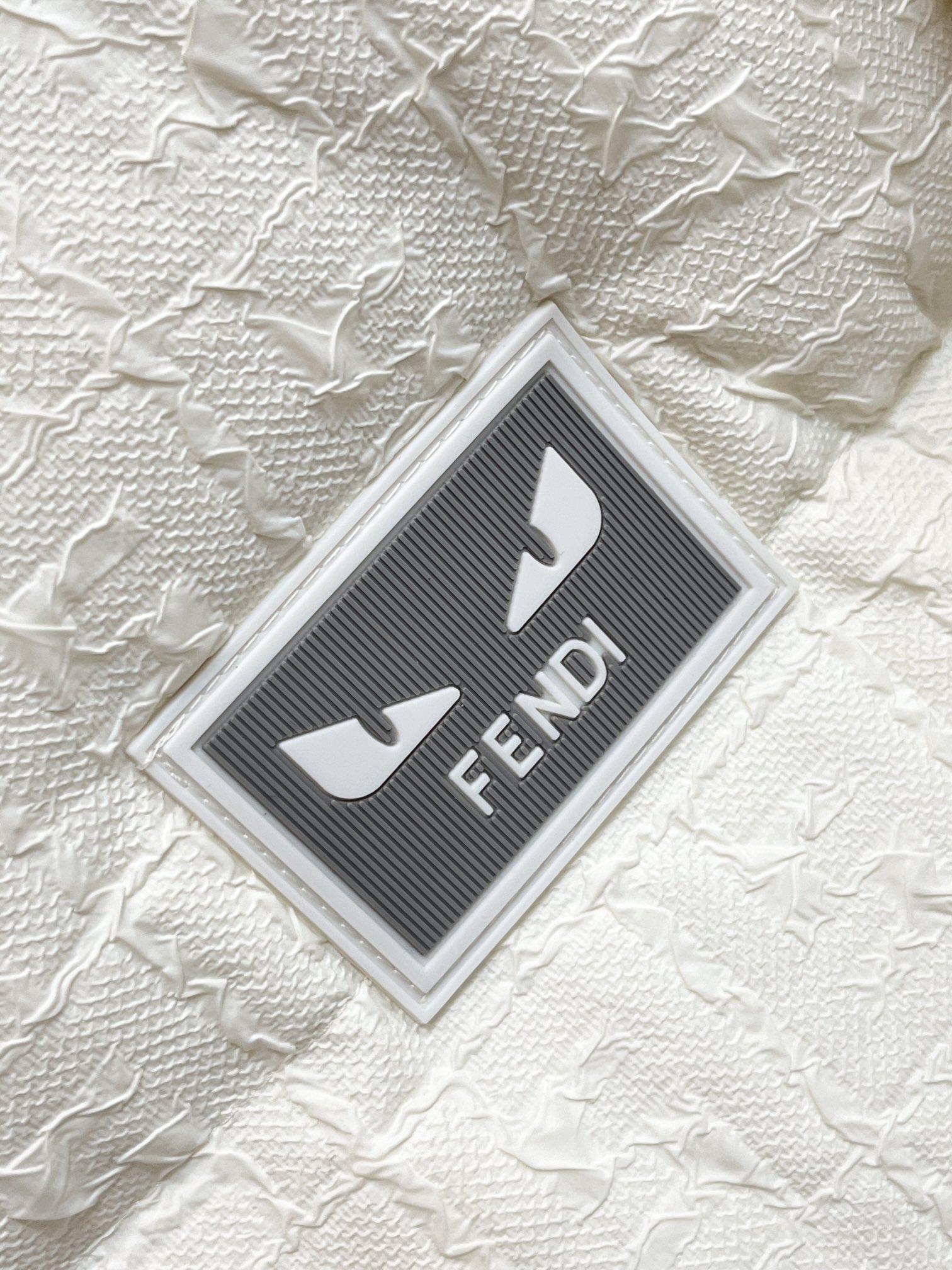 主推Fendi2024秋冬新款️芬迪新款立领可羽绒服外套选用亮泽尼龙面料打造经典三角标logo充盈填充舒