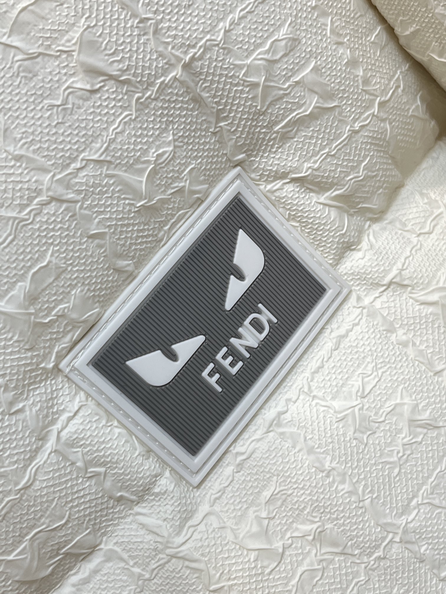 主推Fendi2024秋冬新款️芬迪新款立领可羽绒服外套选用亮泽尼龙面料打造经典三角标logo充盈填充舒