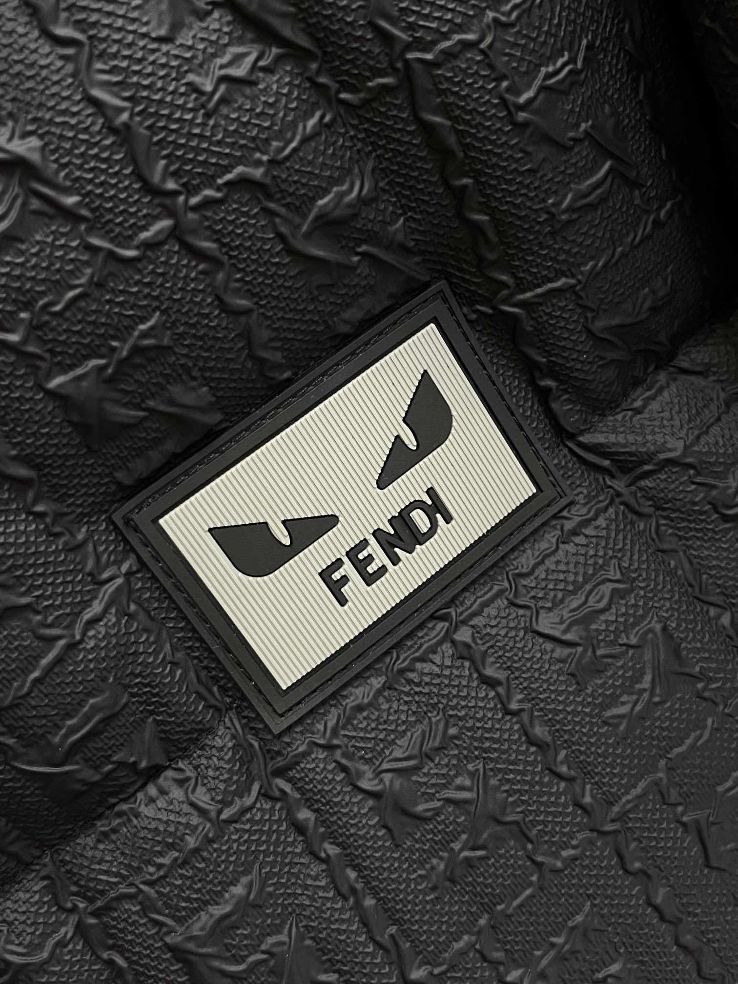 主推Fendi2024秋冬新款️芬迪新款立领可羽绒服外套选用亮泽尼龙面料打造经典三角标logo充盈填充舒