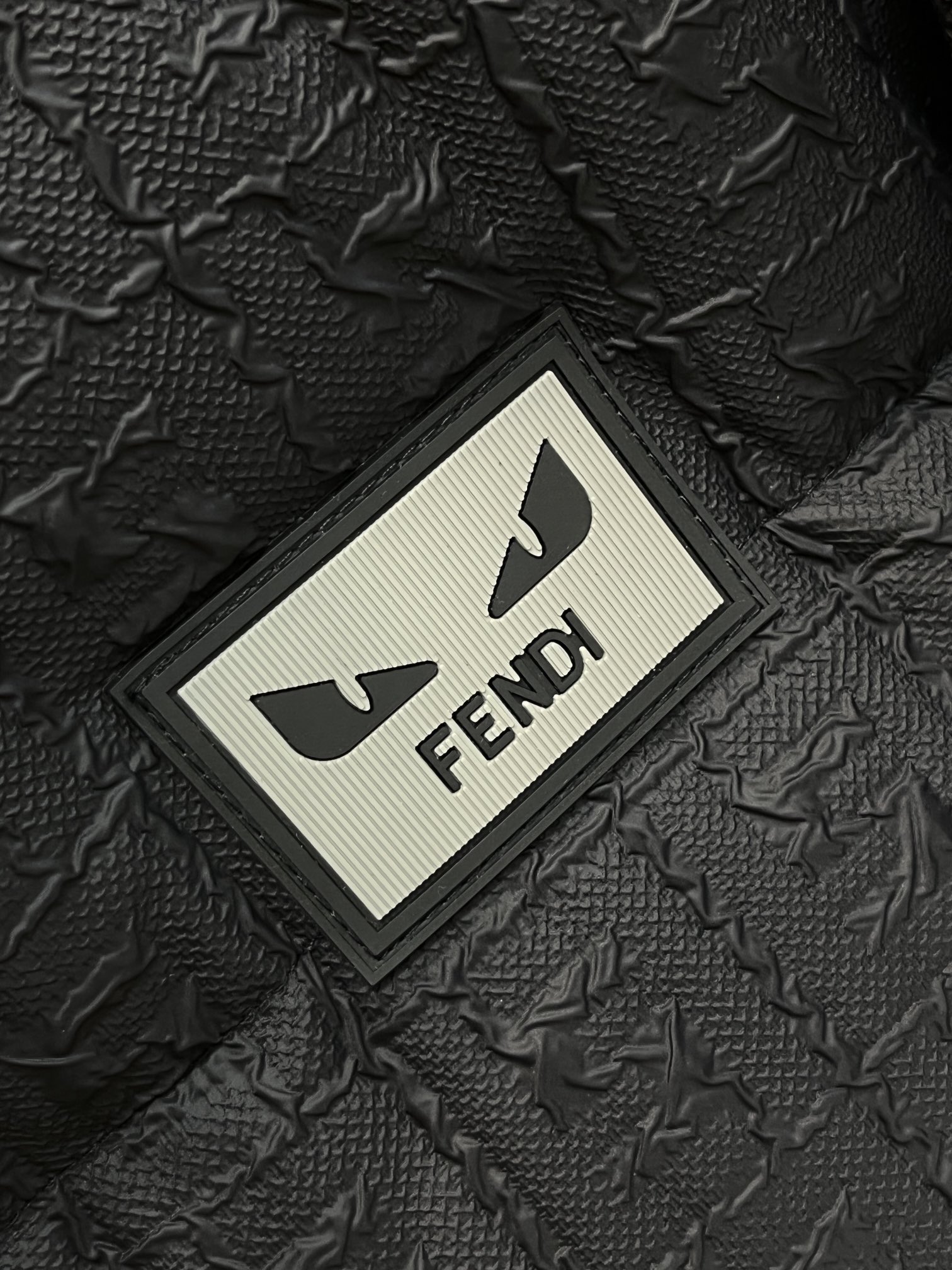 主推Fendi2024秋冬新款️芬迪新款立领可羽绒服外套选用亮泽尼龙面料打造经典三角标logo充盈填充舒