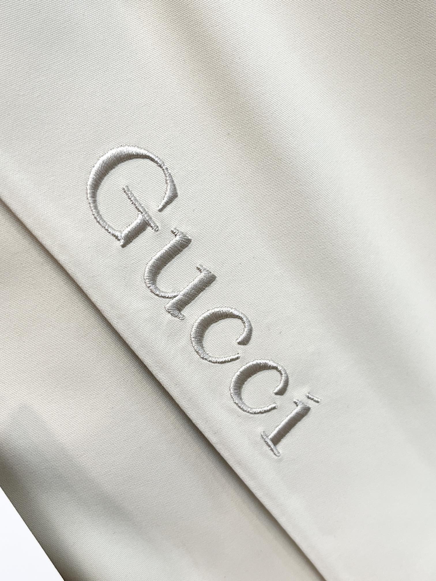 主推Gucci2024秋冬新款️古驰新款连帽羽绒服外套选用亮泽尼龙面料打造经典刺绣设计logo充盈填充舒