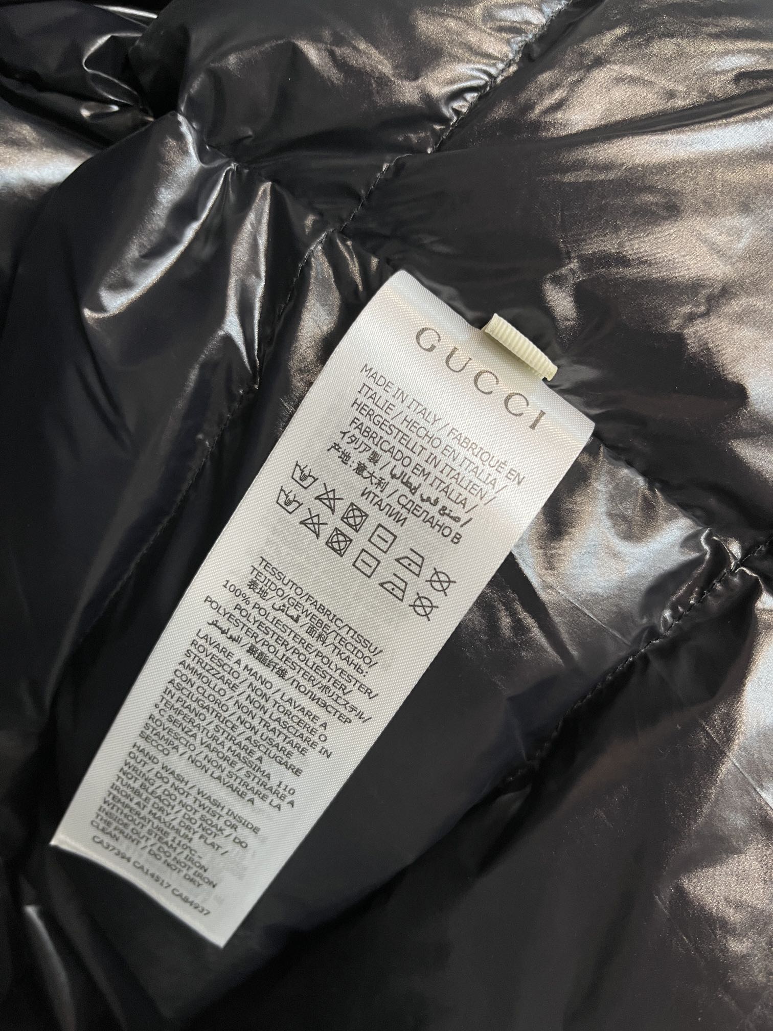 主推Gucci2024秋冬新款️古驰新款连帽羽绒服外套选用亮泽尼龙面料打造经典刺绣设计logo充盈填充舒