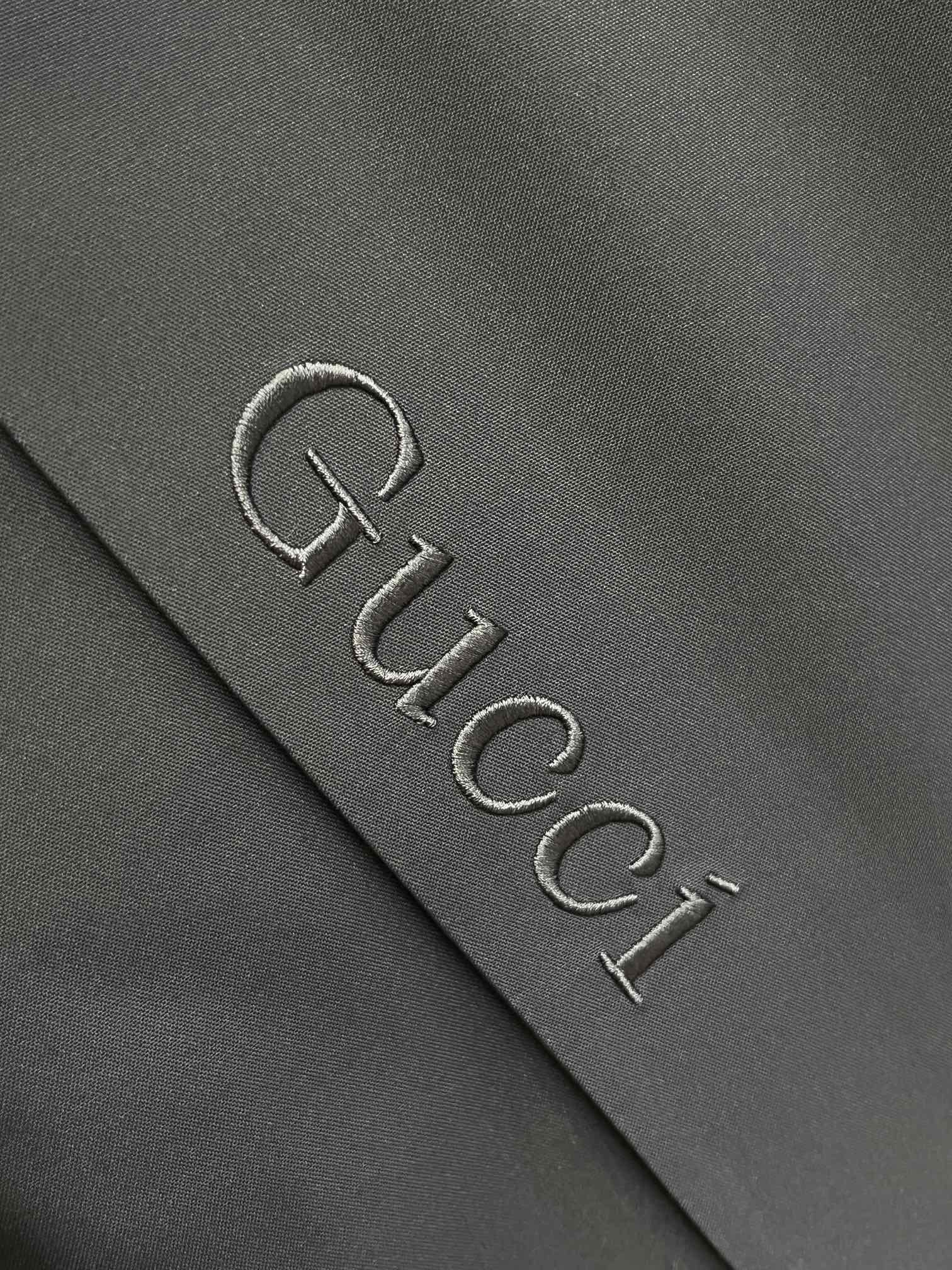 主推Gucci2024秋冬新款️古驰新款连帽羽绒服外套选用亮泽尼龙面料打造经典刺绣设计logo充盈填充舒