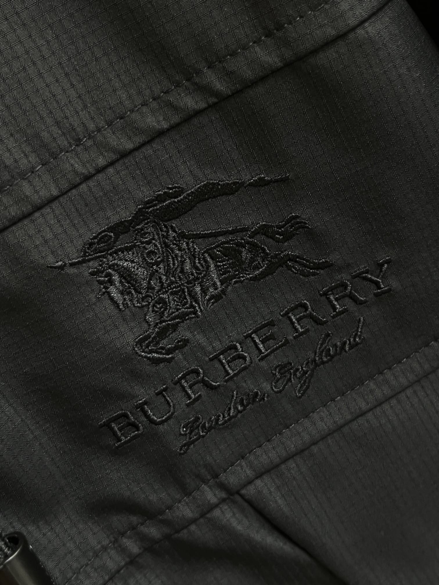 主推Burberry2024秋冬新款️巴宝莉新款连帽设计羽绒服外套选用亮泽尼龙面料打造胸前经典刺绣log