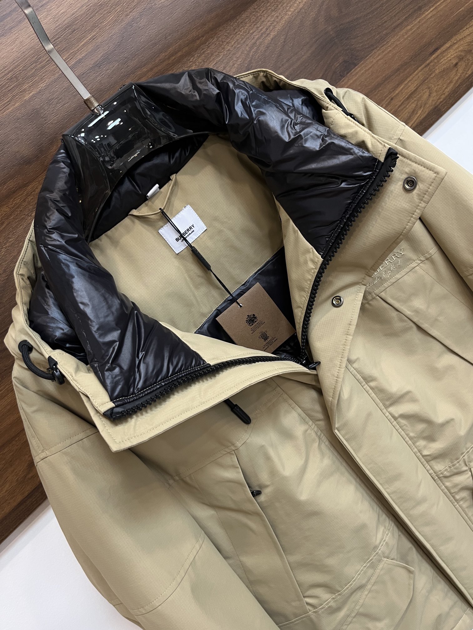 主推Burberry2024秋冬新款️巴宝莉新款连帽设计羽绒服外套选用亮泽尼龙面料打造胸前经典刺绣log