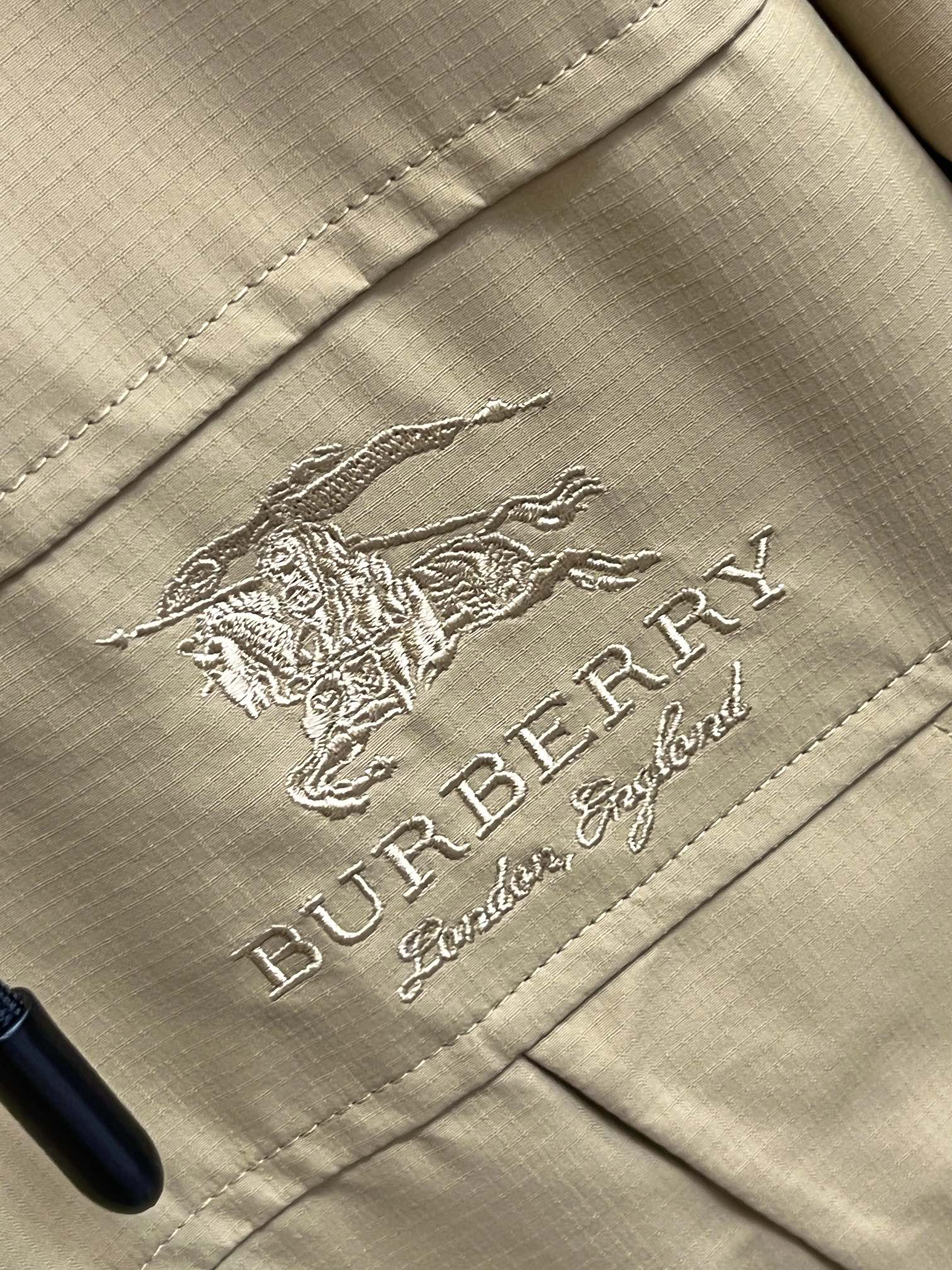 主推Burberry2024秋冬新款️巴宝莉新款连帽设计羽绒服外套选用亮泽尼龙面料打造胸前经典刺绣log