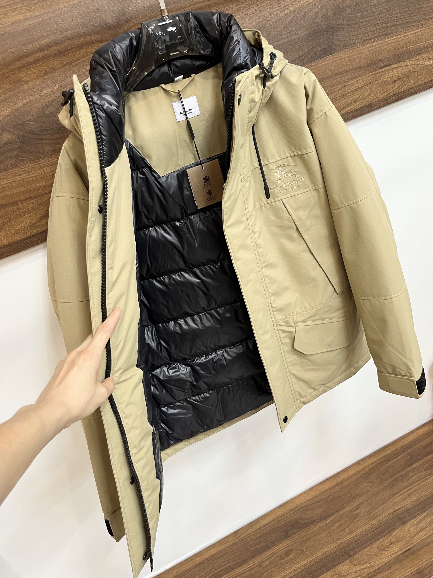 主推Burberry2024秋冬新款️巴宝莉新款连帽设计羽绒服外套选用亮泽尼龙面料打造胸前经典刺绣log