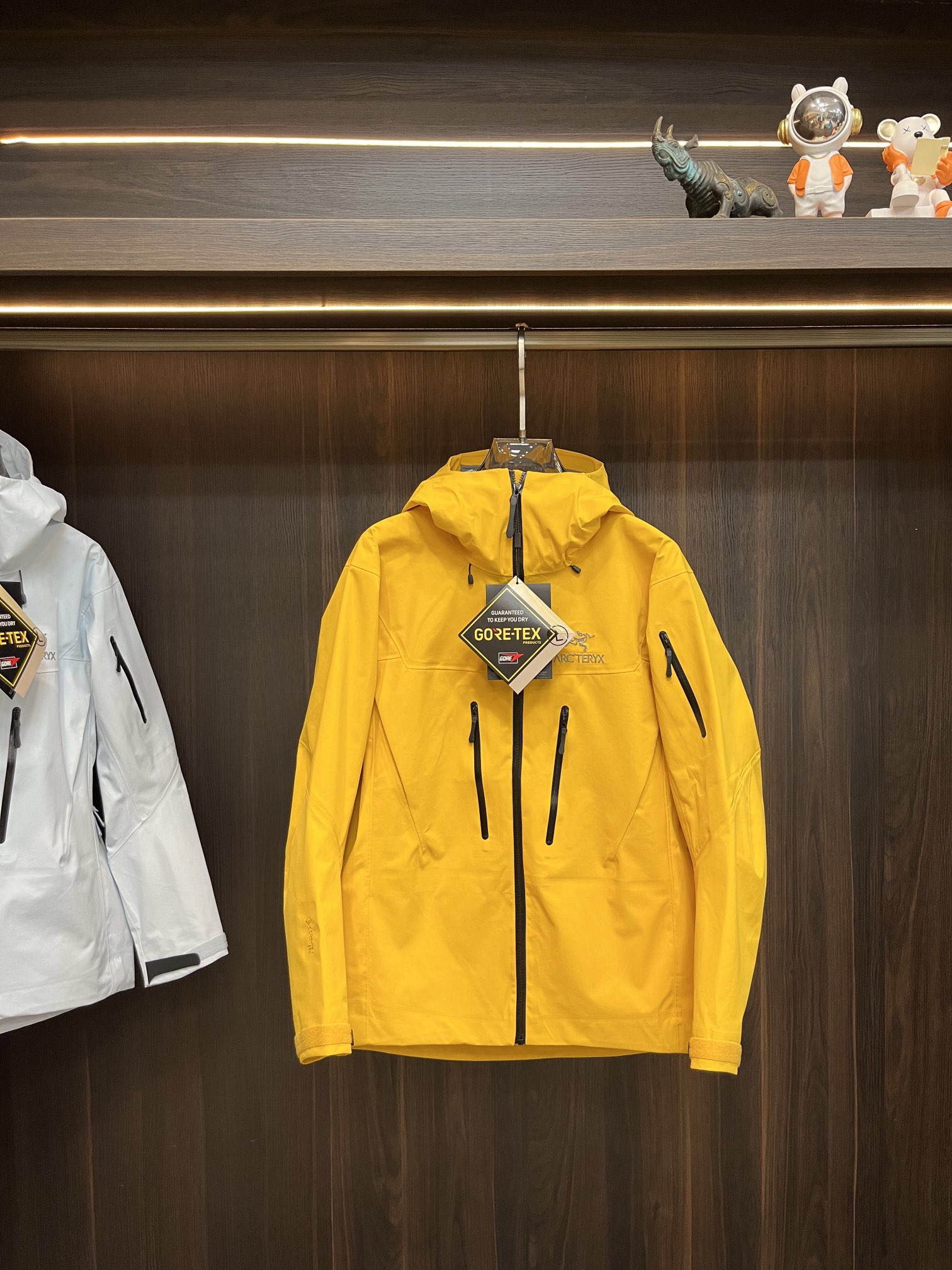 NO:123608,The main recommendation is Archaeoptera Bird, the new autumn and winter new style of Archaeoptera Bird, the men's light luxury hooded jacket, the high-end European version of the trendy fashion sports jacket is breathable and comfortable, the details are impeccable, the brand element design concept reflects high quality. It presents casual cut, and the upper body style is superb!  S-XXXL H2025 new model debut, arc'teryx, jackets & coats,hats,alexander wang19860909主推 始祖鸟 秋冬新款首发始祖鸟潮男轻奢连帽外套,高端欧版潮流时尚运动外套透气舒适度高,细节无可挑剔,品牌元素设计理念,体现高品质.呈现休闲裁剪,上身版型超赞！码数S-XXXL H2025新款首发,arc'teryx,jackets & coats,hats,alexander wang,Men's clothing