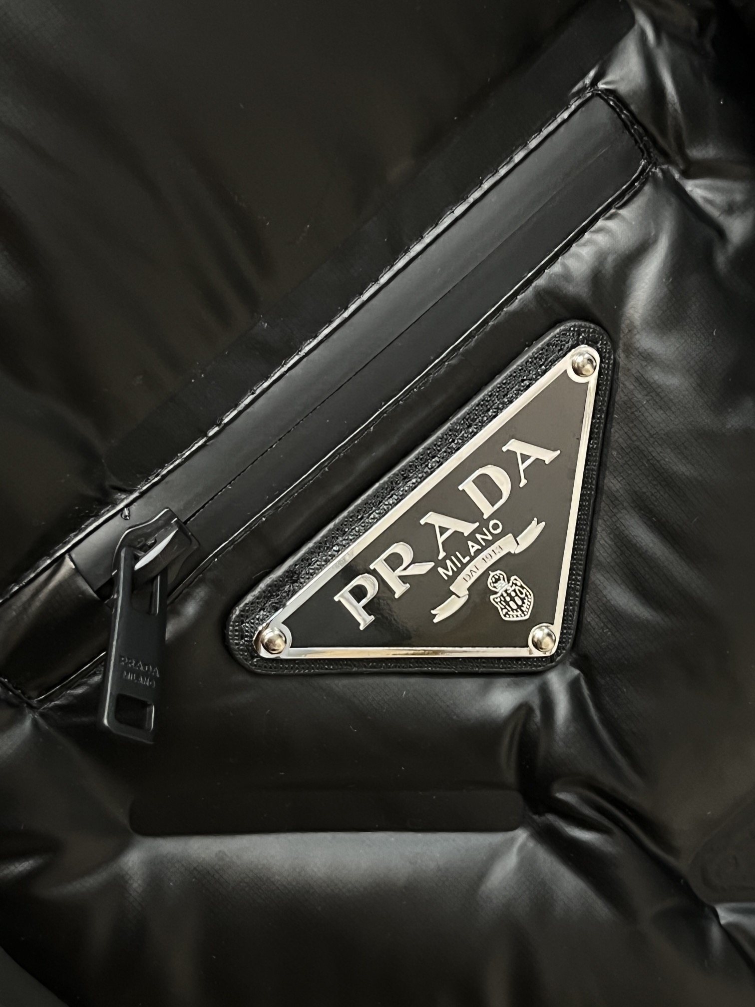 主推Prada2024秋冬新款️普拉达新款立领设计羽绒服外套选用亮泽尼龙面料打造胸前经典印花设计logo