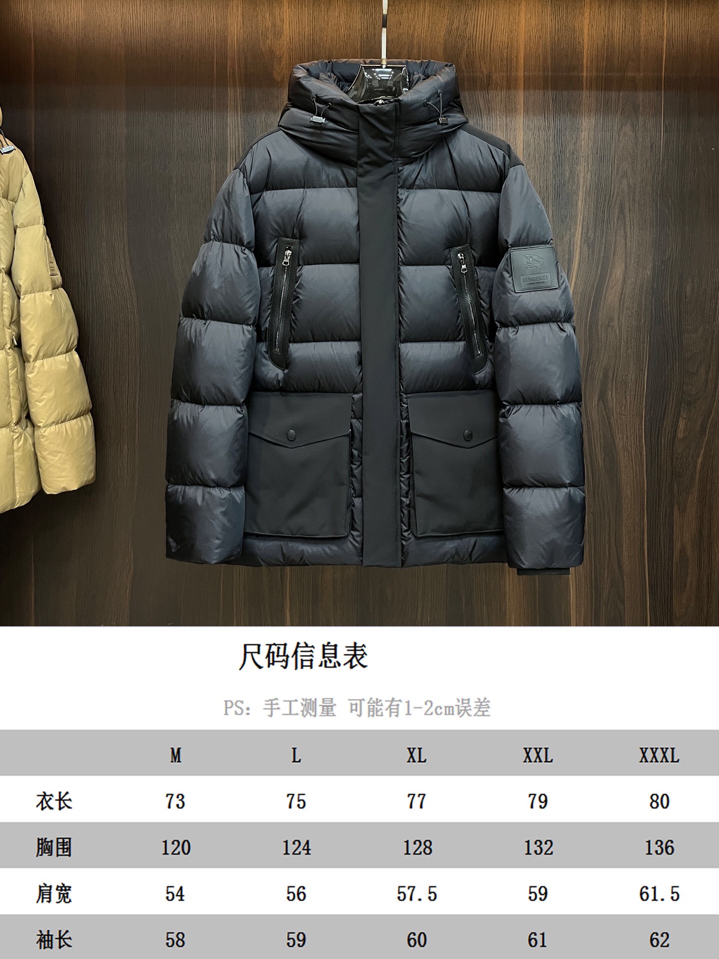 主推Burberry2024秋冬新款️巴宝莉新款连帽设计羽绒服外套选用亮泽尼龙面料打造胸前经典印花设计l