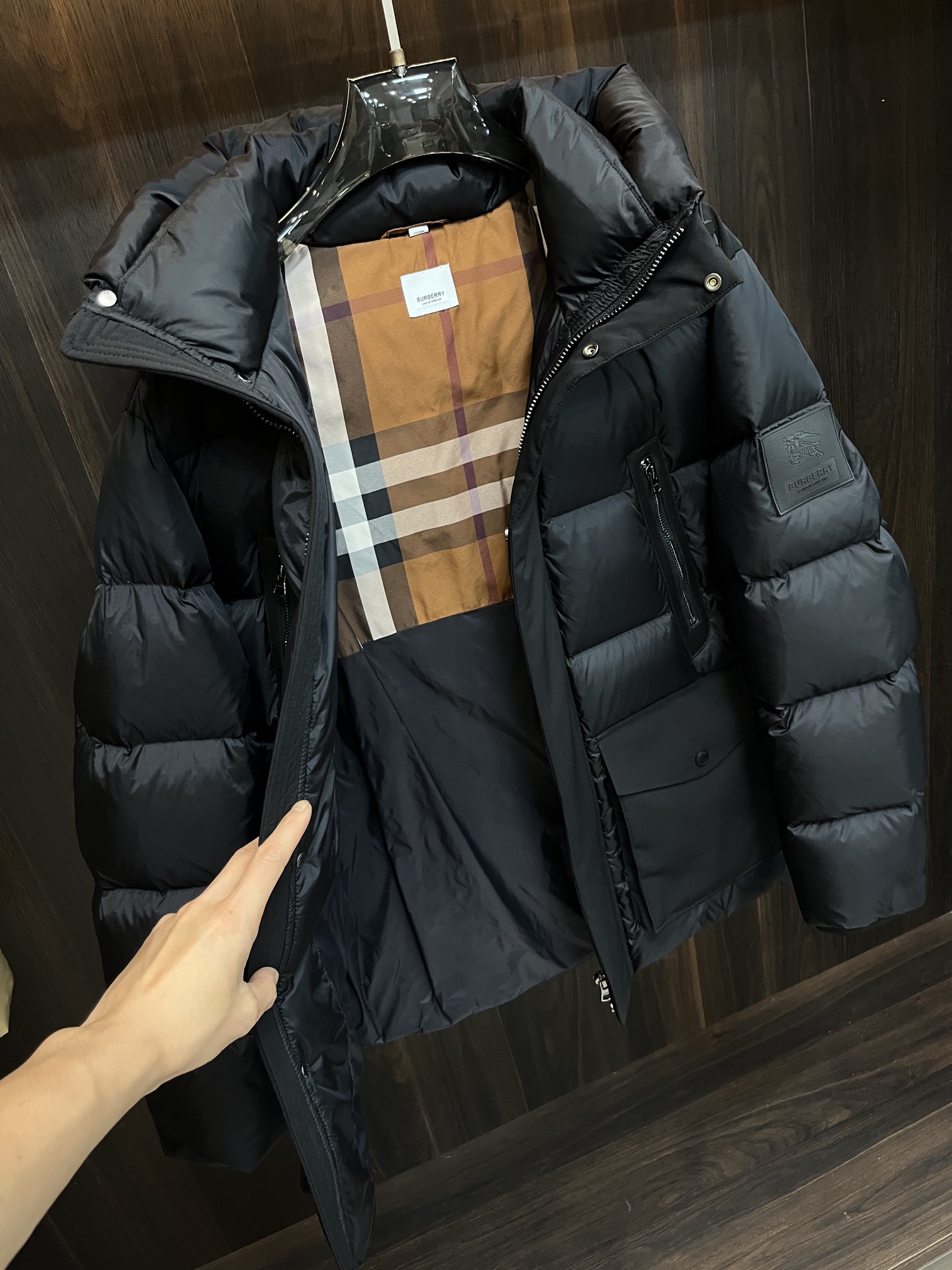 主推Burberry2024秋冬新款️巴宝莉新款连帽设计羽绒服外套选用亮泽尼龙面料打造胸前经典印花设计l