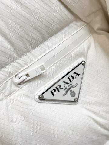 主推Prada2024秋冬新款️普拉达新款立领设计羽绒服外套选用亮泽尼龙面料打造胸前经典印花设计logo