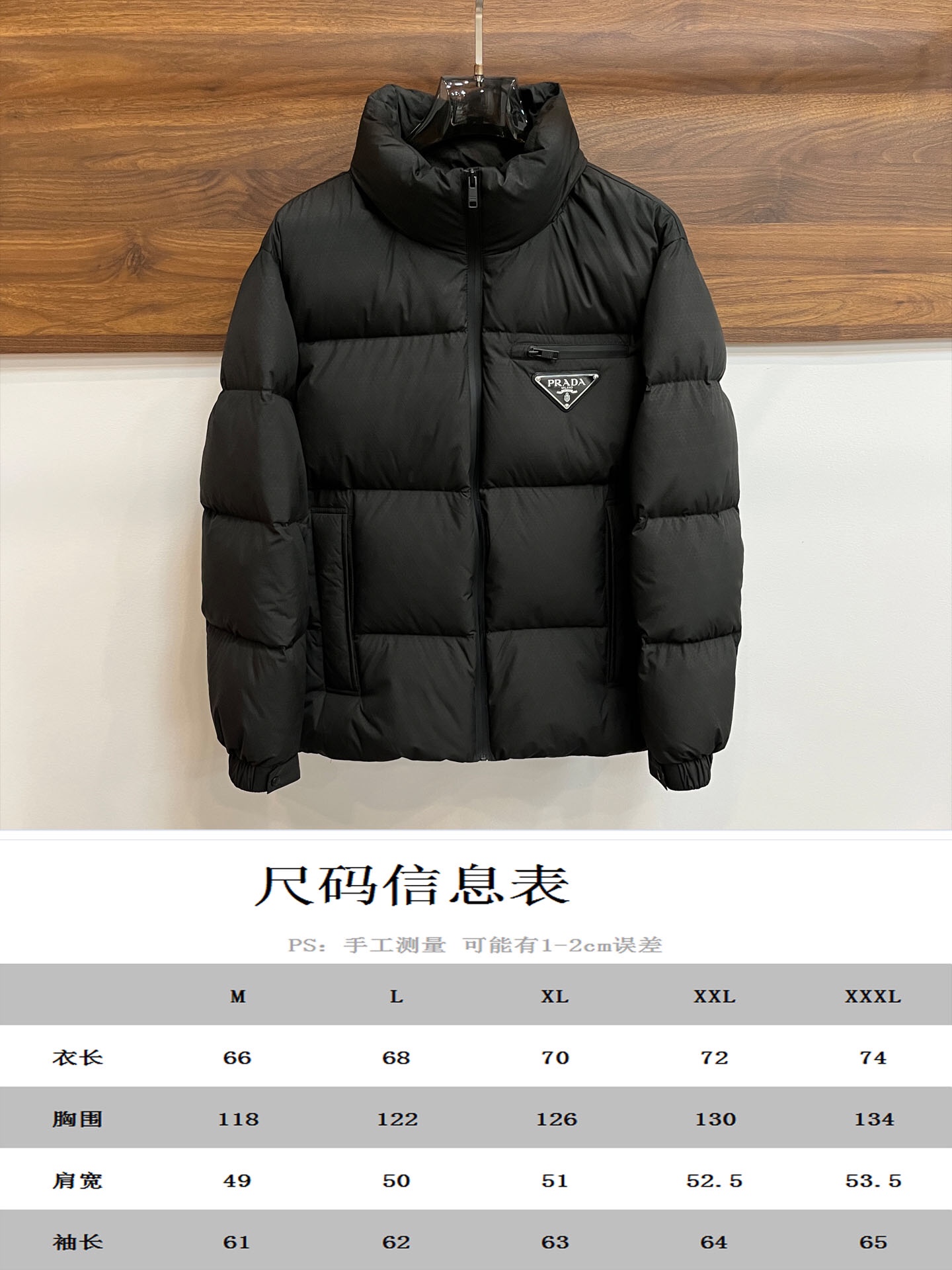 主推Prada2024秋冬新款️普拉达新款立领设计羽绒服外套选用亮泽尼龙面料打造胸前经典印花设计logo