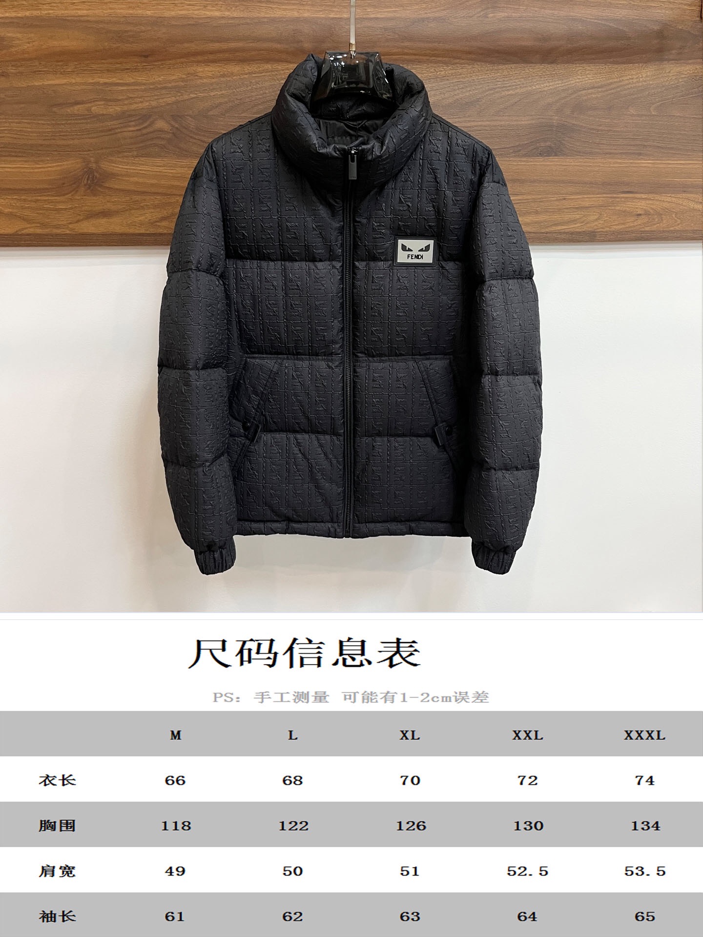 主推Fendi2024秋冬新款️芬迪新款立领设计羽绒服外套选用亮泽尼龙面料打造胸前经典印花设计logo充