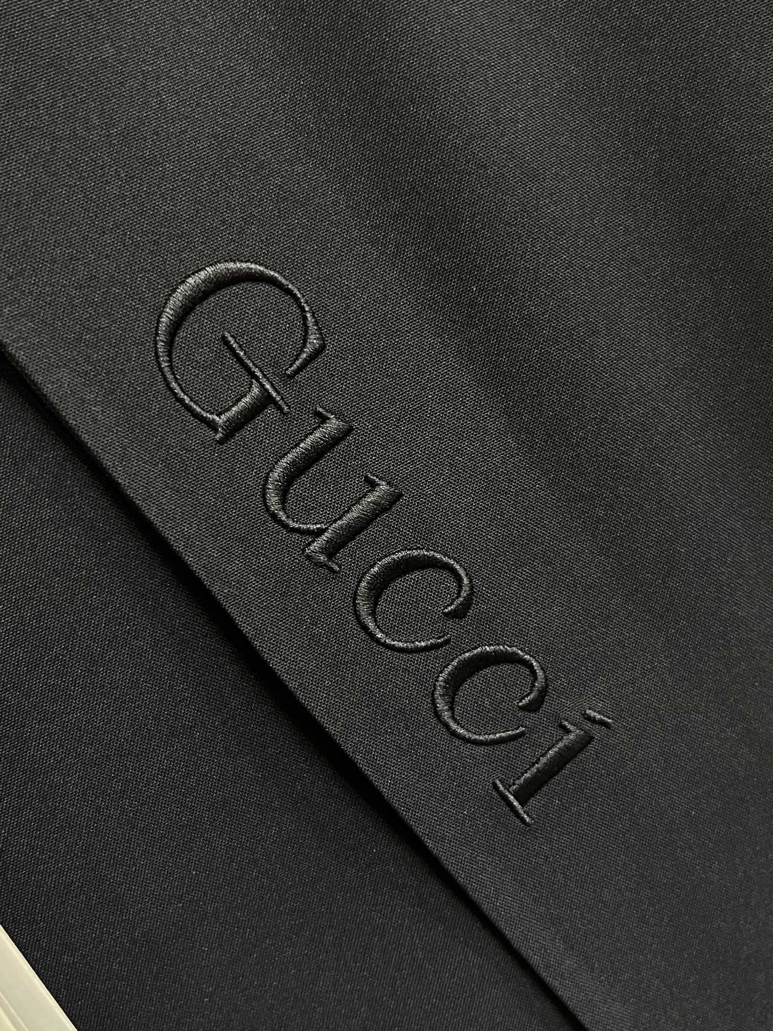 主推Gucci2024秋冬新款️古驰新款连帽设计羽绒服外套选用亮泽尼龙面料打造胸前经典印花设计logo充