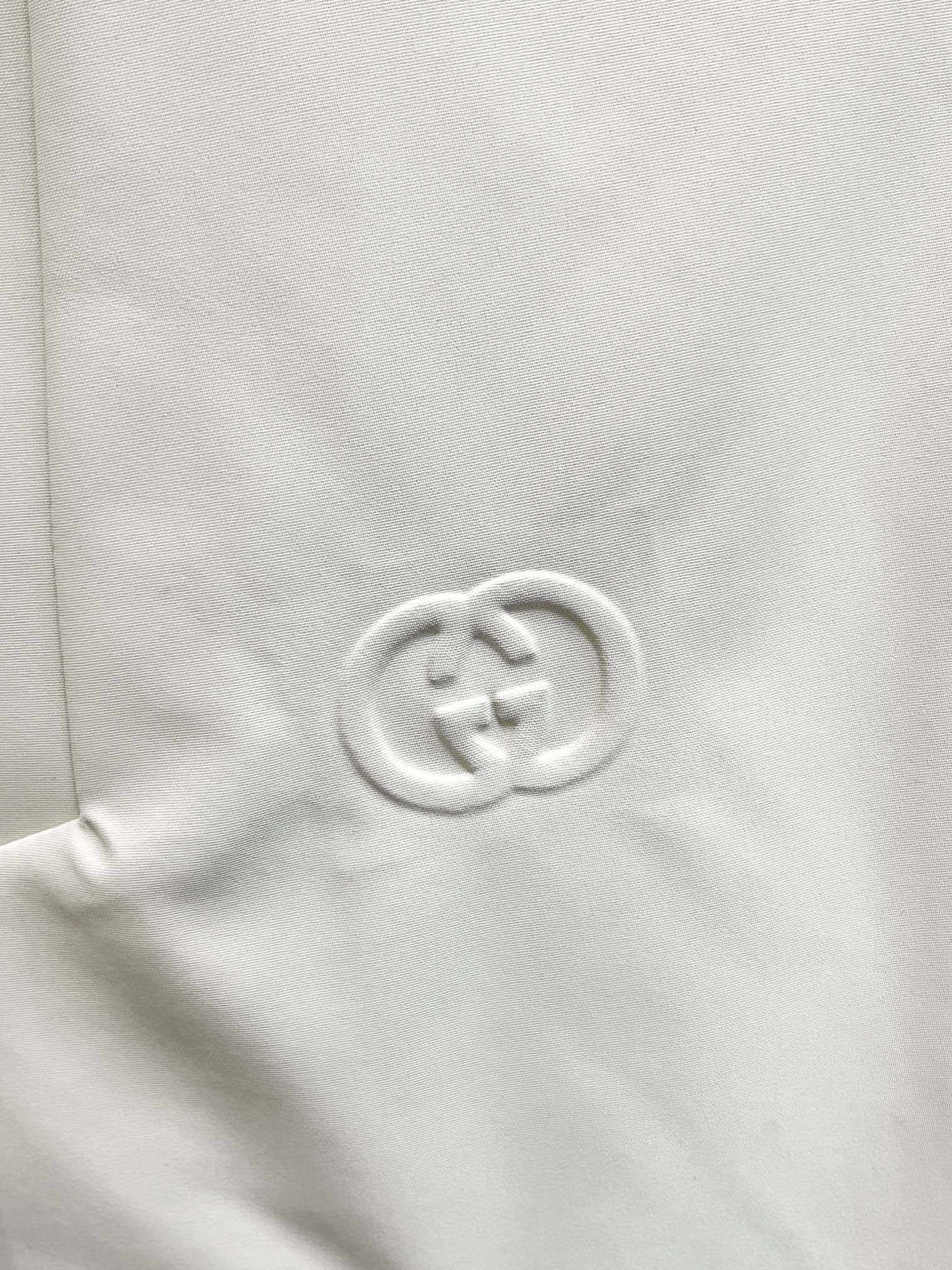 主推Gucci2024秋冬新款️古驰新款连帽设计羽绒服外套选用亮泽尼龙面料打造胸前经典印花设计logo充