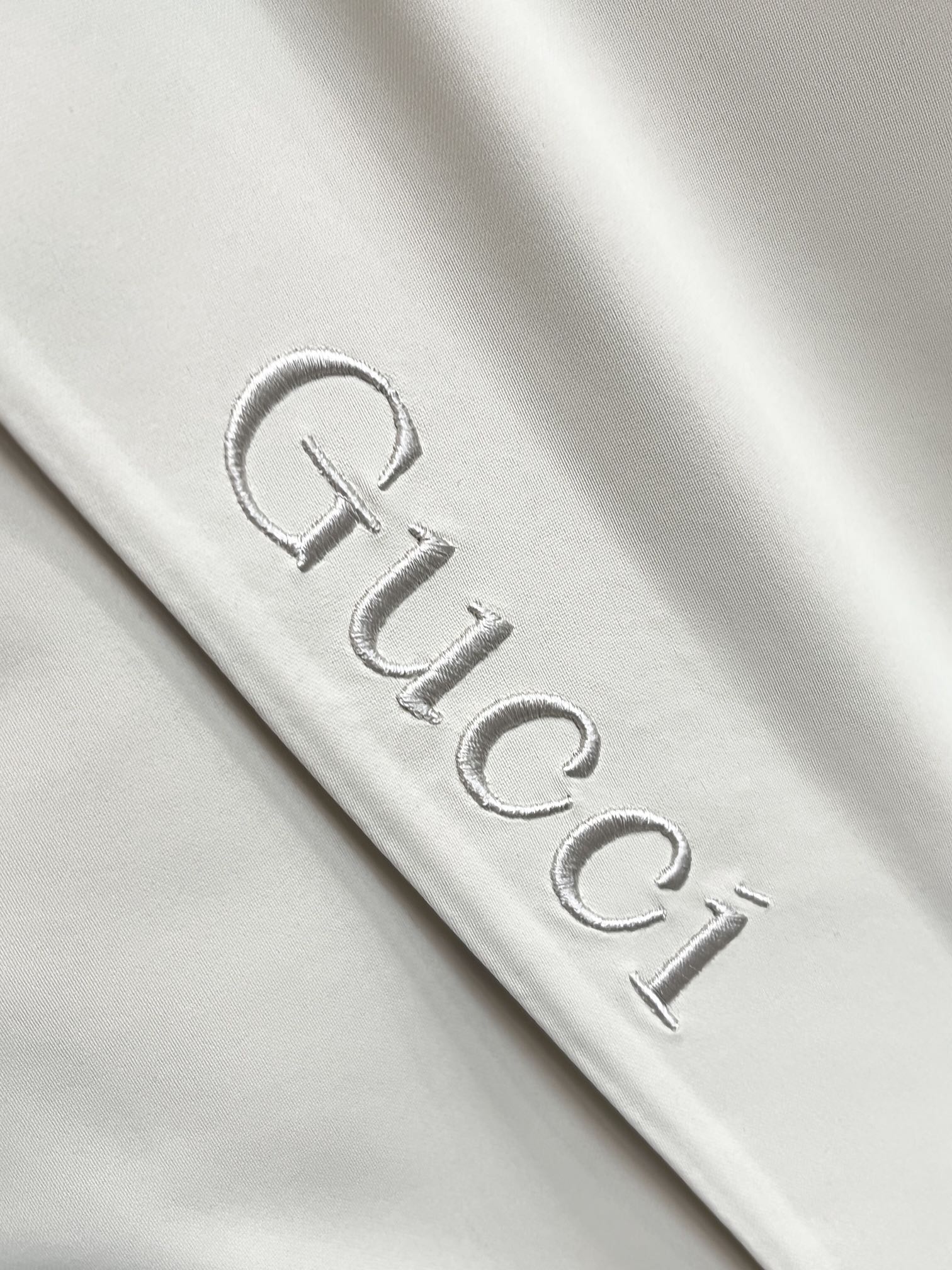 主推Gucci2024秋冬新款️古驰新款连帽设计羽绒服外套选用亮泽尼龙面料打造胸前经典印花设计logo充