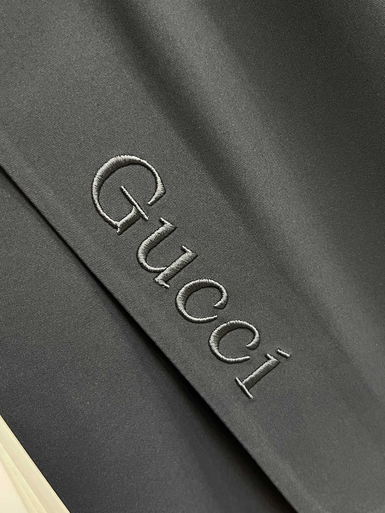 主推Gucci2024秋冬新款️古驰新款连帽设计羽绒服外套选用亮泽尼龙面料打造胸前经典印花设计logo充