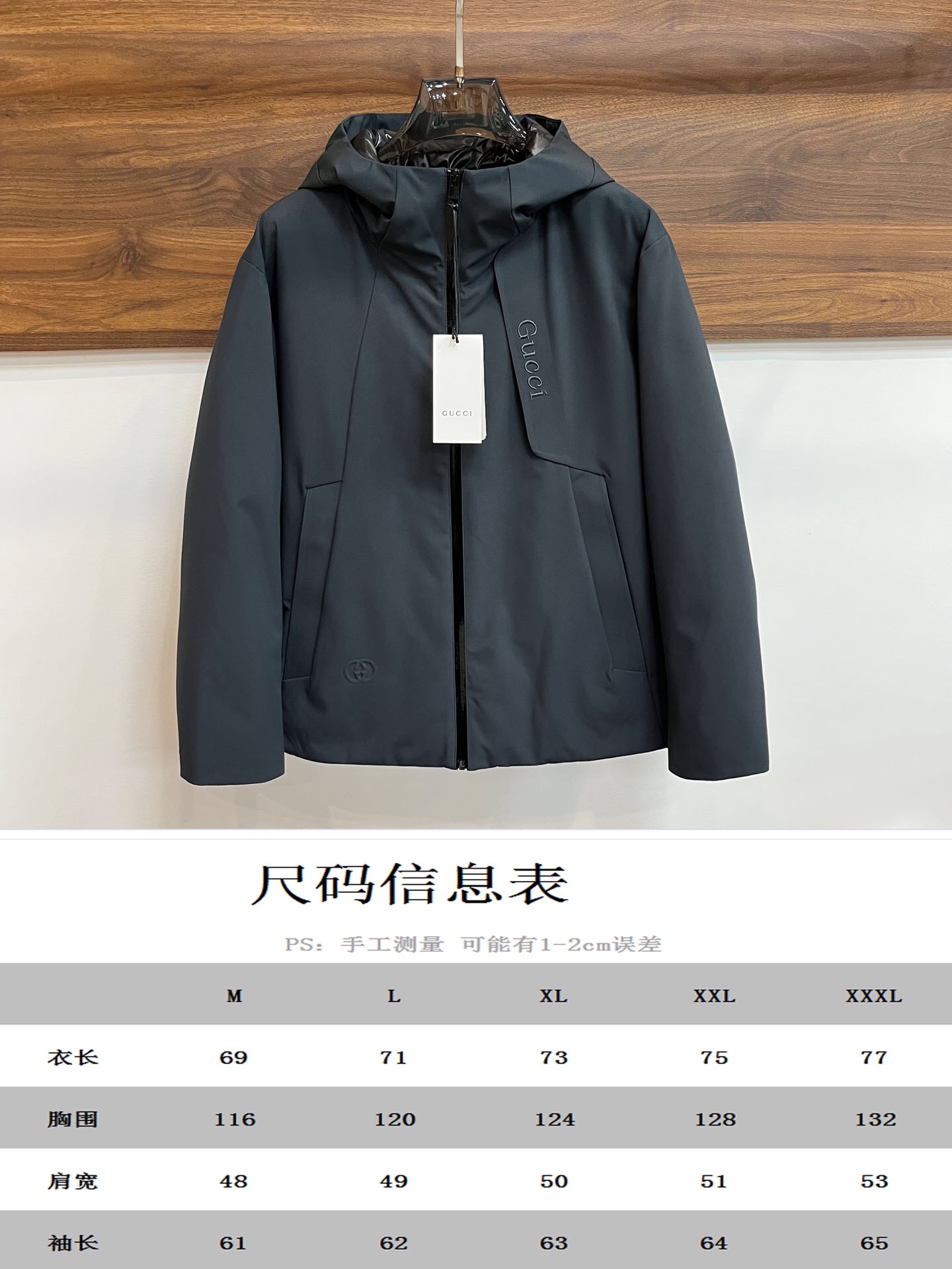 主推Gucci2024秋冬新款️古驰新款连帽设计羽绒服外套选用亮泽尼龙面料打造胸前经典印花设计logo充