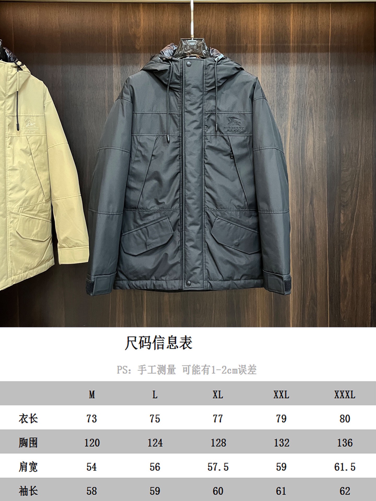 主推Burberry2024秋冬新款️巴宝莉新款连帽设计羽绒服外套选用亮泽尼龙面料打造胸前经典印花设计l