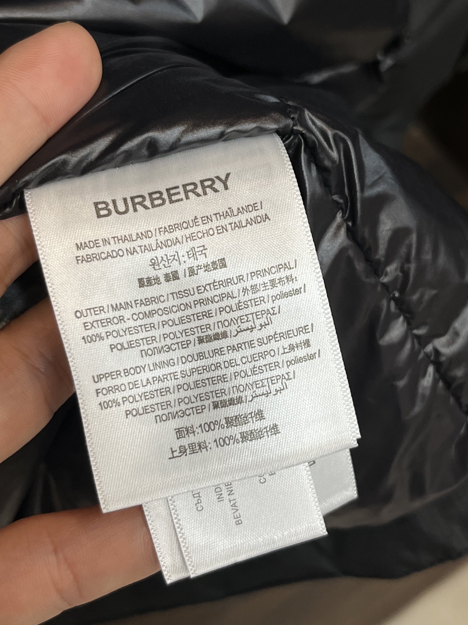 主推Burberry2024秋冬新款️巴宝莉新款连帽设计羽绒服外套选用亮泽尼龙面料打造胸前经典印花设计l