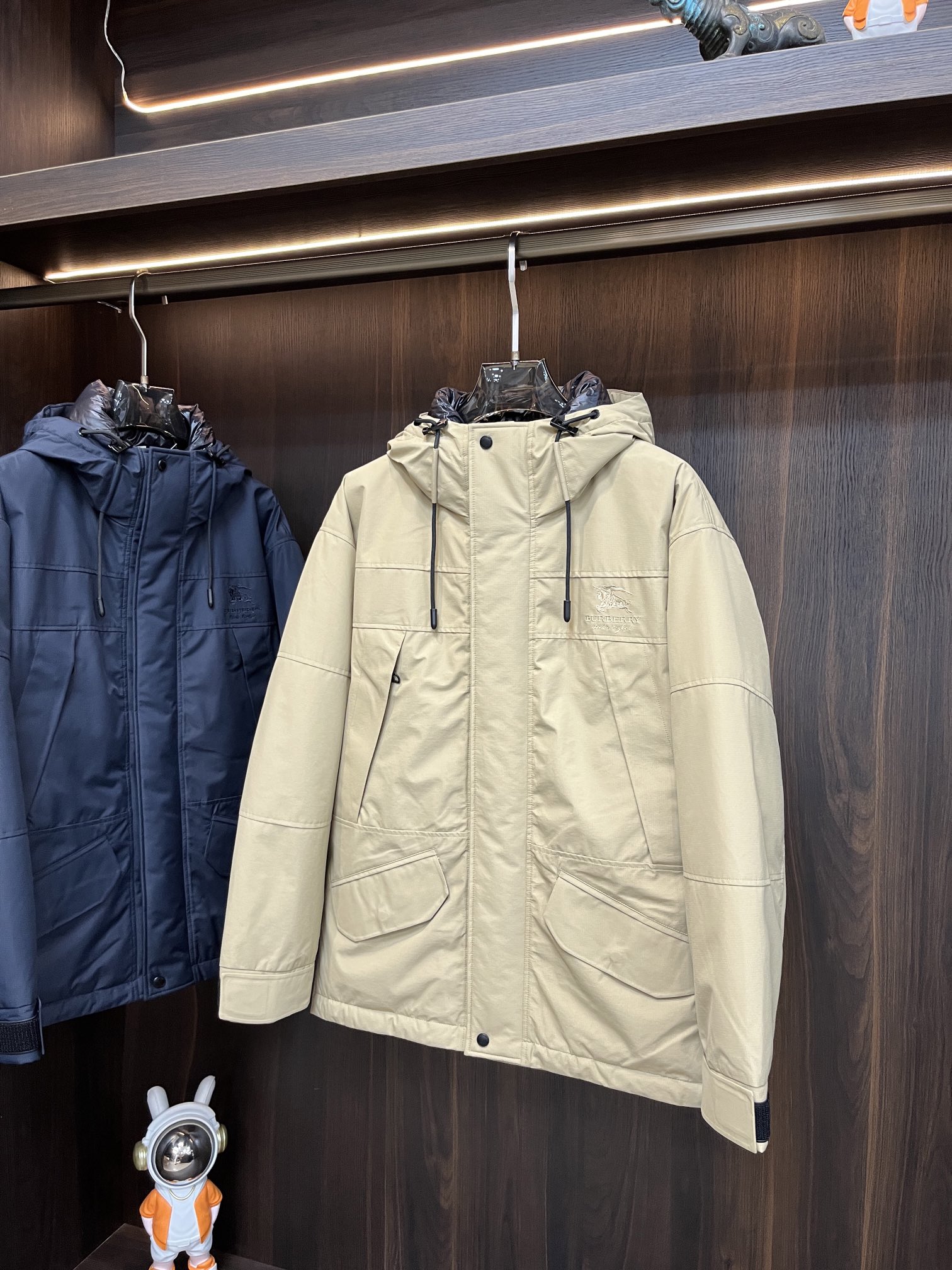 主推Burberry2024秋冬新款️巴宝莉新款连帽设计羽绒服外套选用亮泽尼龙面料打造胸前经典印花设计l