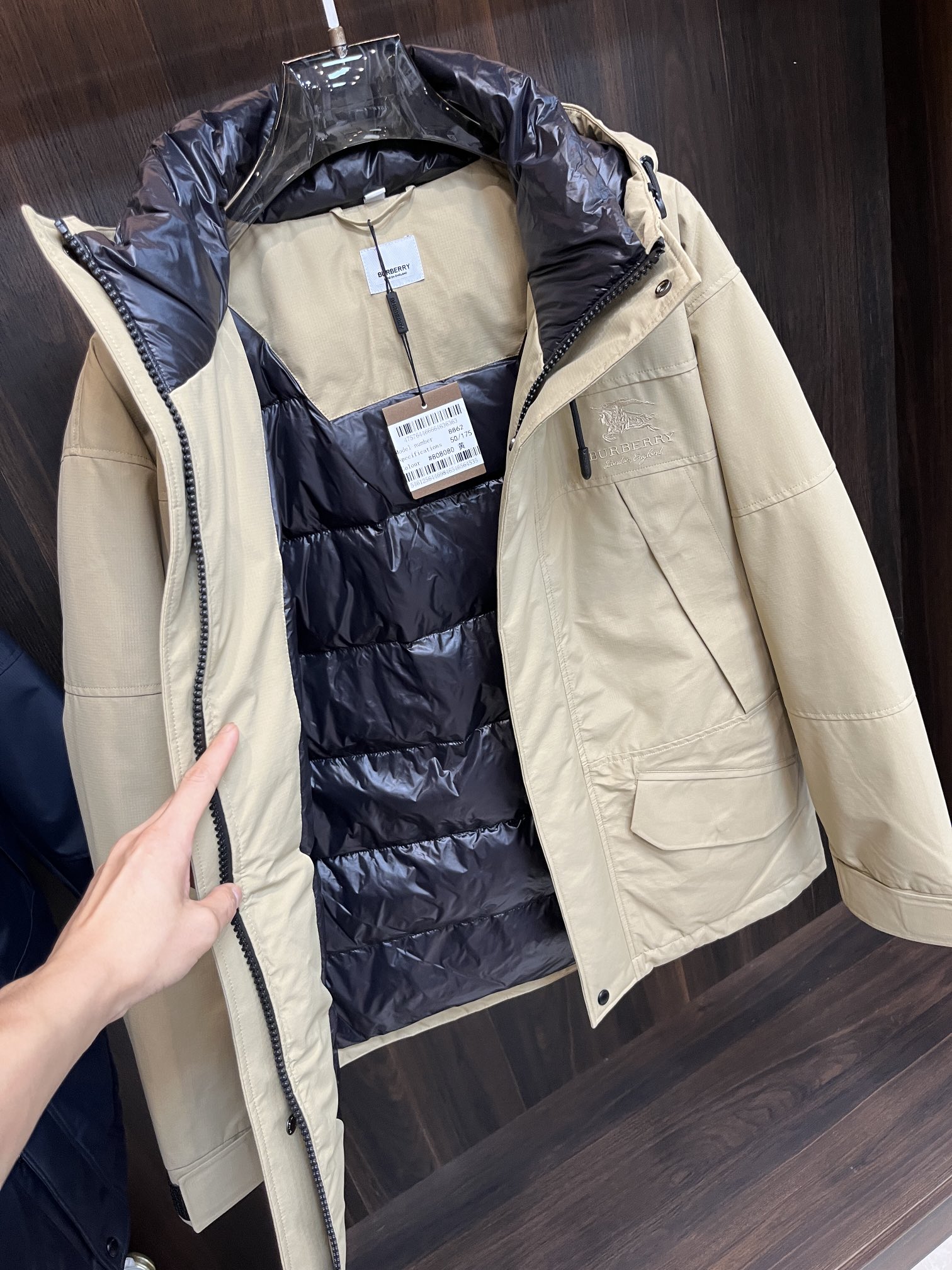 主推Burberry2024秋冬新款️巴宝莉新款连帽设计羽绒服外套选用亮泽尼龙面料打造胸前经典印花设计l