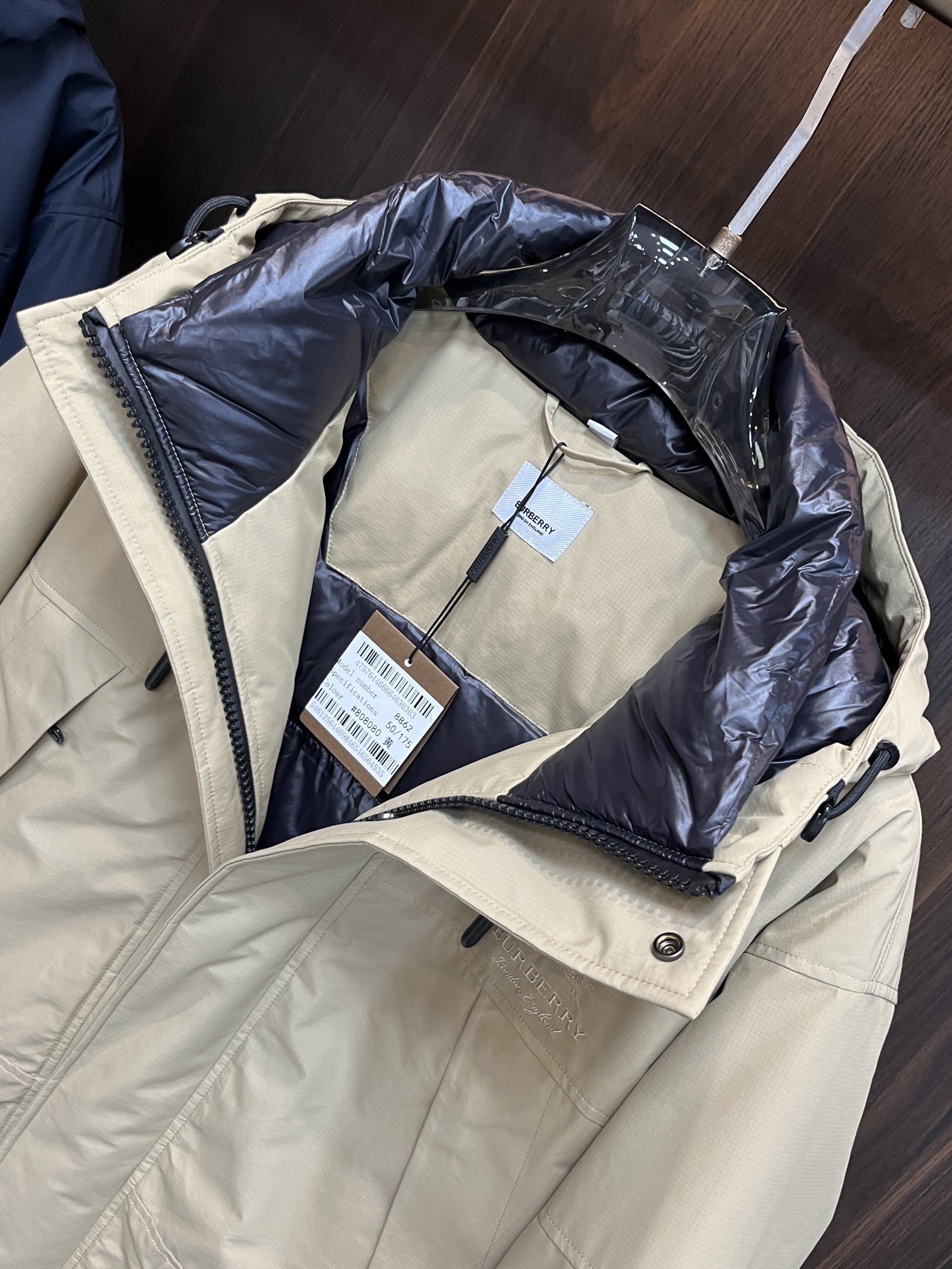 主推Burberry2024秋冬新款️巴宝莉新款连帽设计羽绒服外套选用亮泽尼龙面料打造胸前经典印花设计l