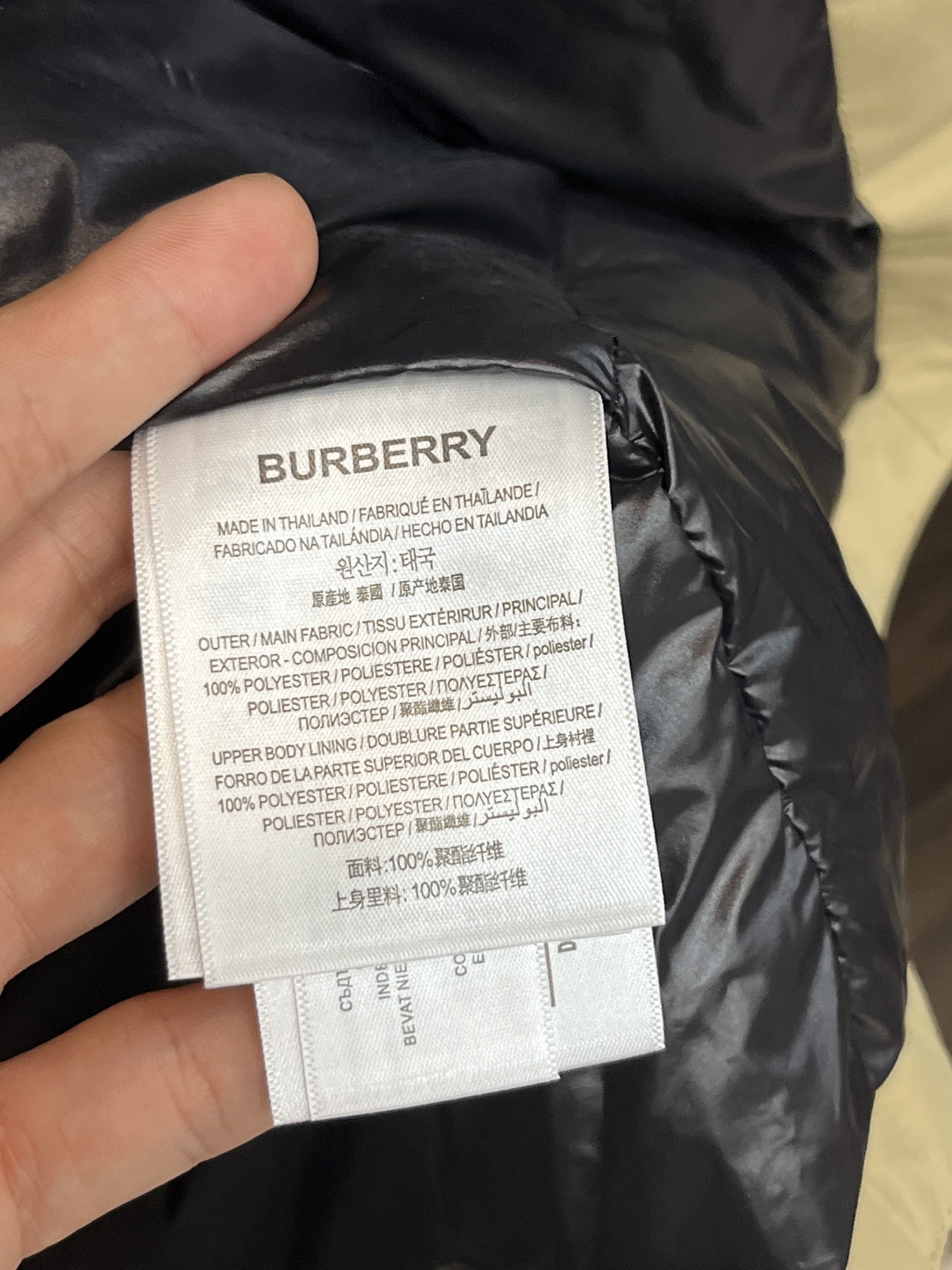 主推Burberry2024秋冬新款️巴宝莉新款连帽设计羽绒服外套选用亮泽尼龙面料打造胸前经典印花设计l