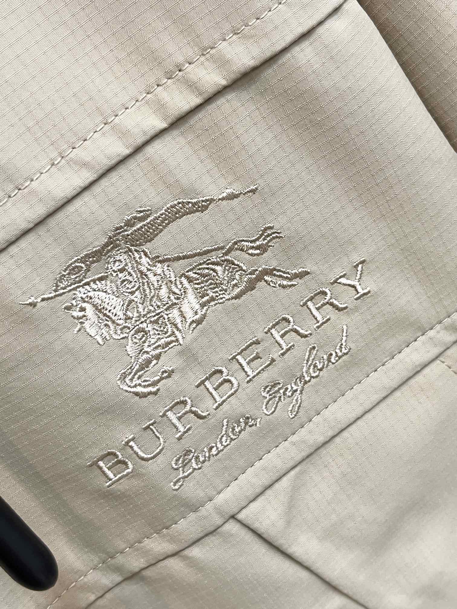 主推Burberry2024秋冬新款️巴宝莉新款连帽设计羽绒服外套选用亮泽尼龙面料打造胸前经典印花设计l