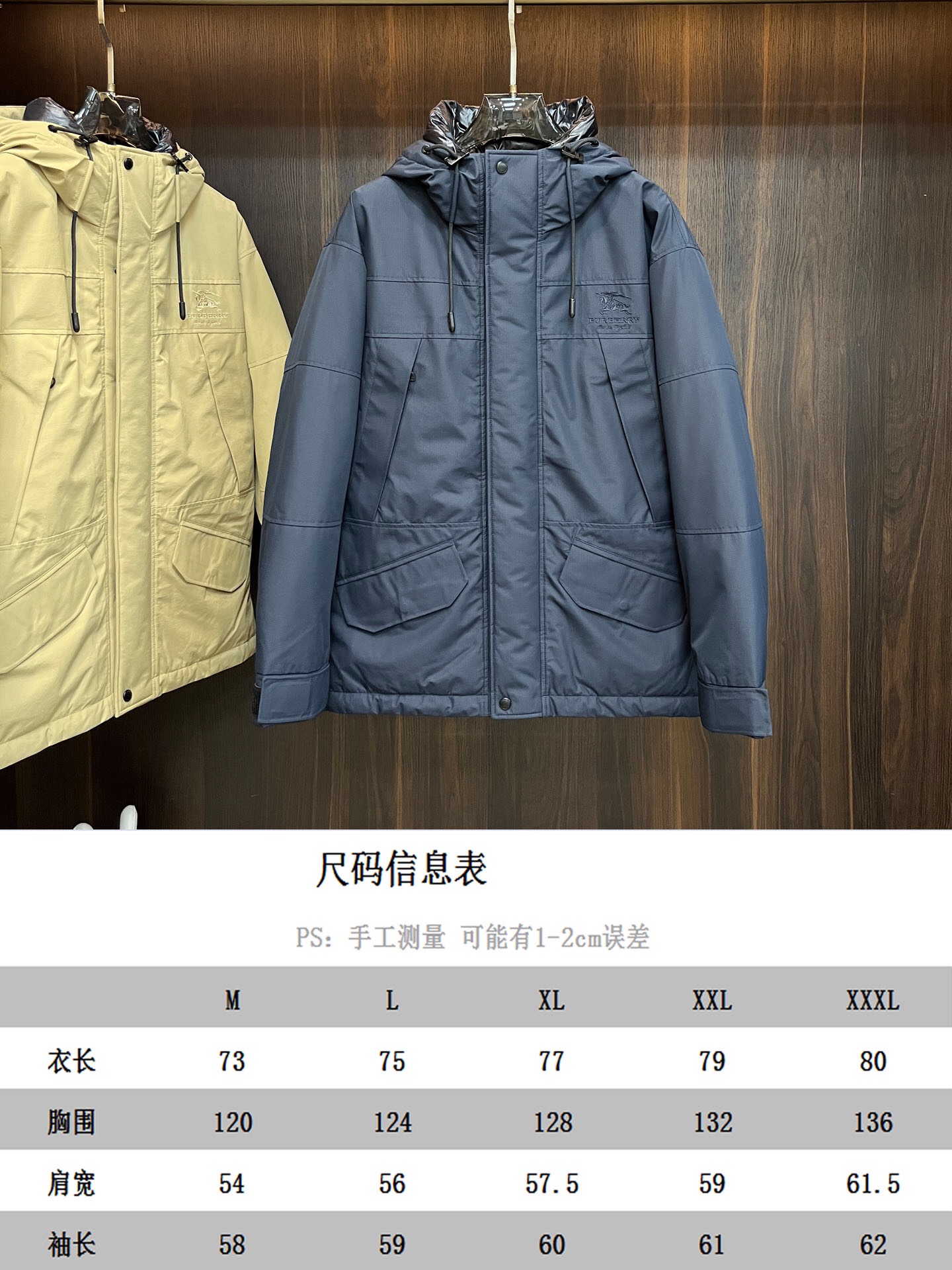 主推Burberry2024秋冬新款️巴宝莉新款连帽设计羽绒服外套选用亮泽尼龙面料打造胸前经典印花设计l