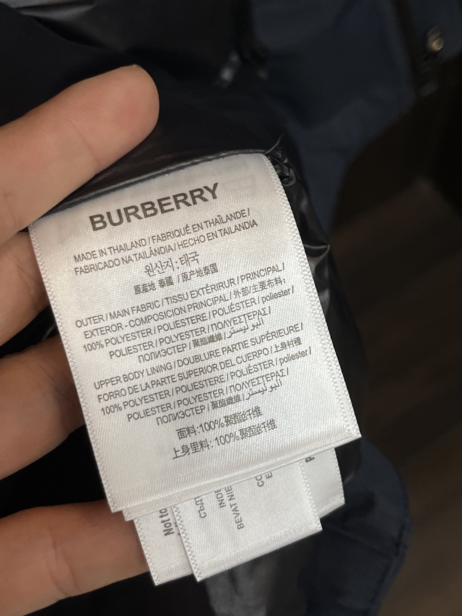 主推Burberry2024秋冬新款️巴宝莉新款连帽设计羽绒服外套选用亮泽尼龙面料打造胸前经典印花设计l