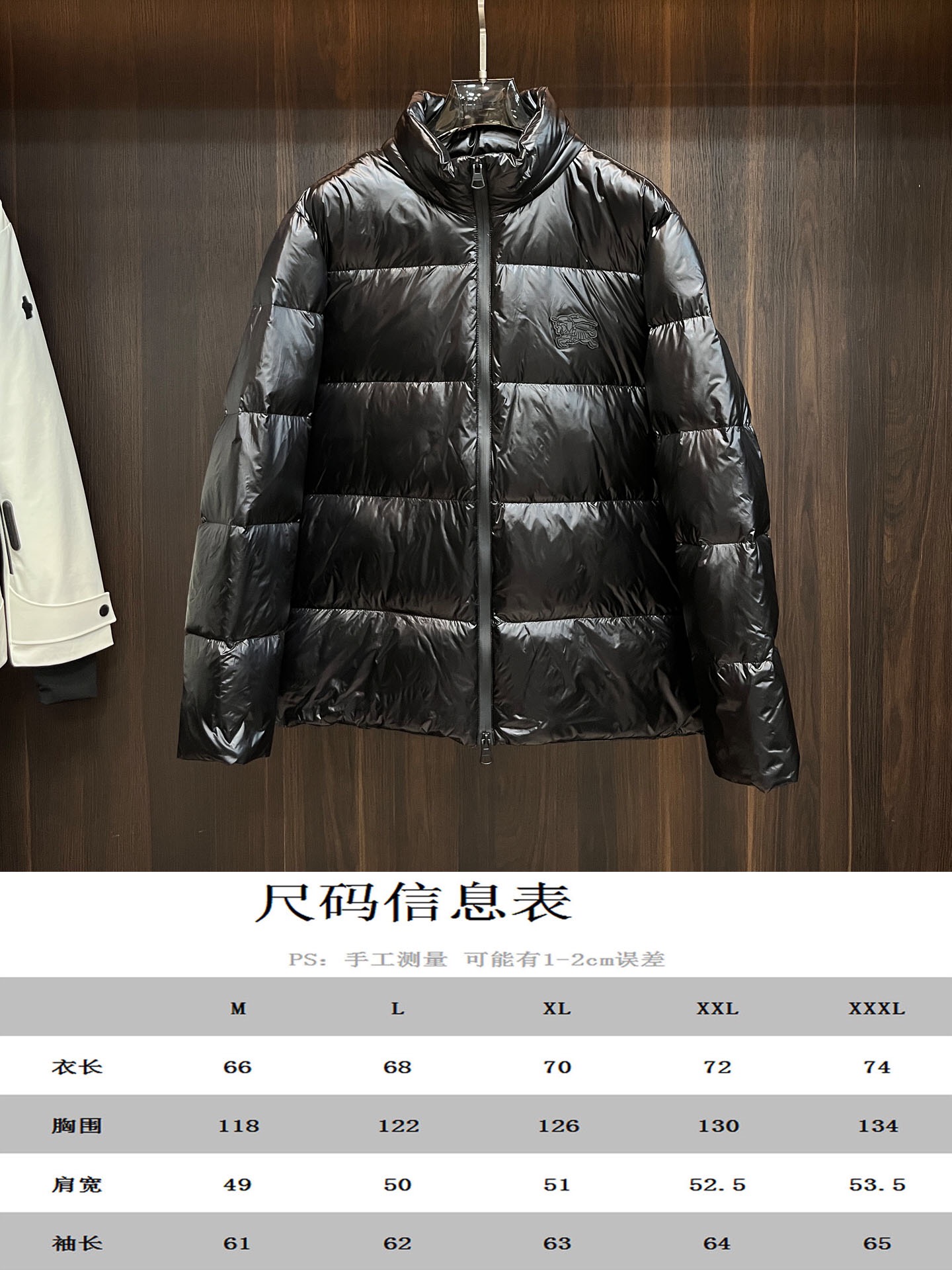 主推Burberry2024秋冬新款️巴宝莉新款立领设计羽绒服外套选用亮泽尼龙面料打造胸前经典战马印花设