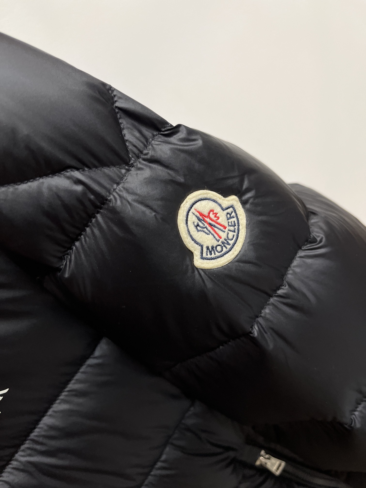 主推Moncler2024秋冬新款羽绒蒙口新款立领设计羽绒服外套选用亮泽尼龙面料打造胸前经典印花设计lo