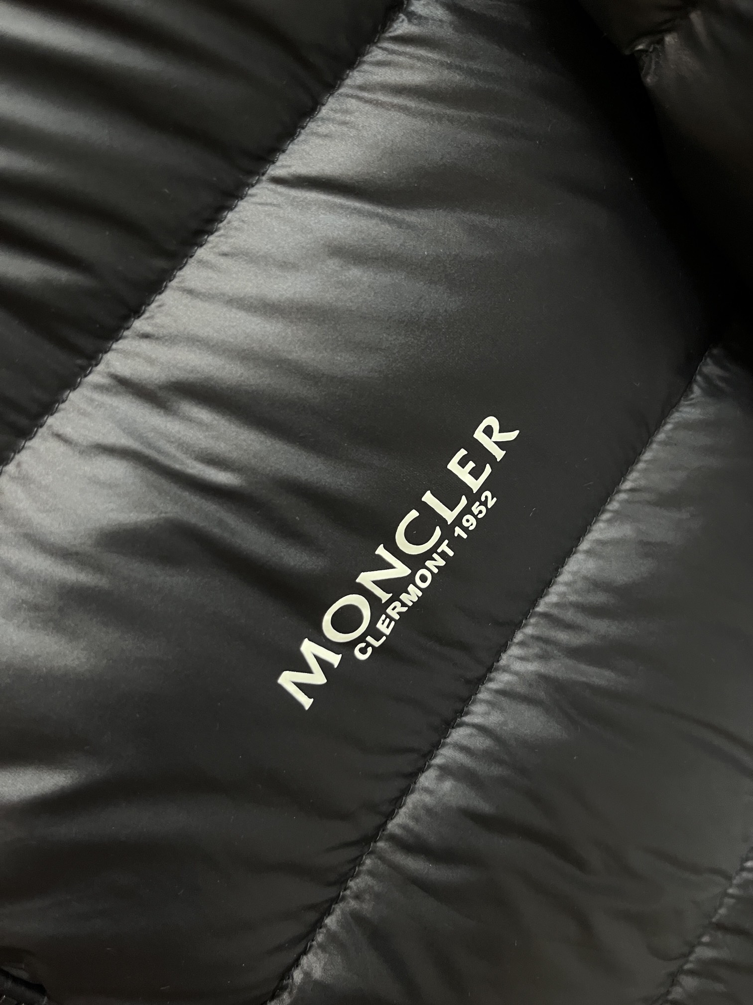 主推Moncler2024秋冬新款羽绒蒙口新款立领设计羽绒服外套选用亮泽尼龙面料打造胸前经典印花设计lo