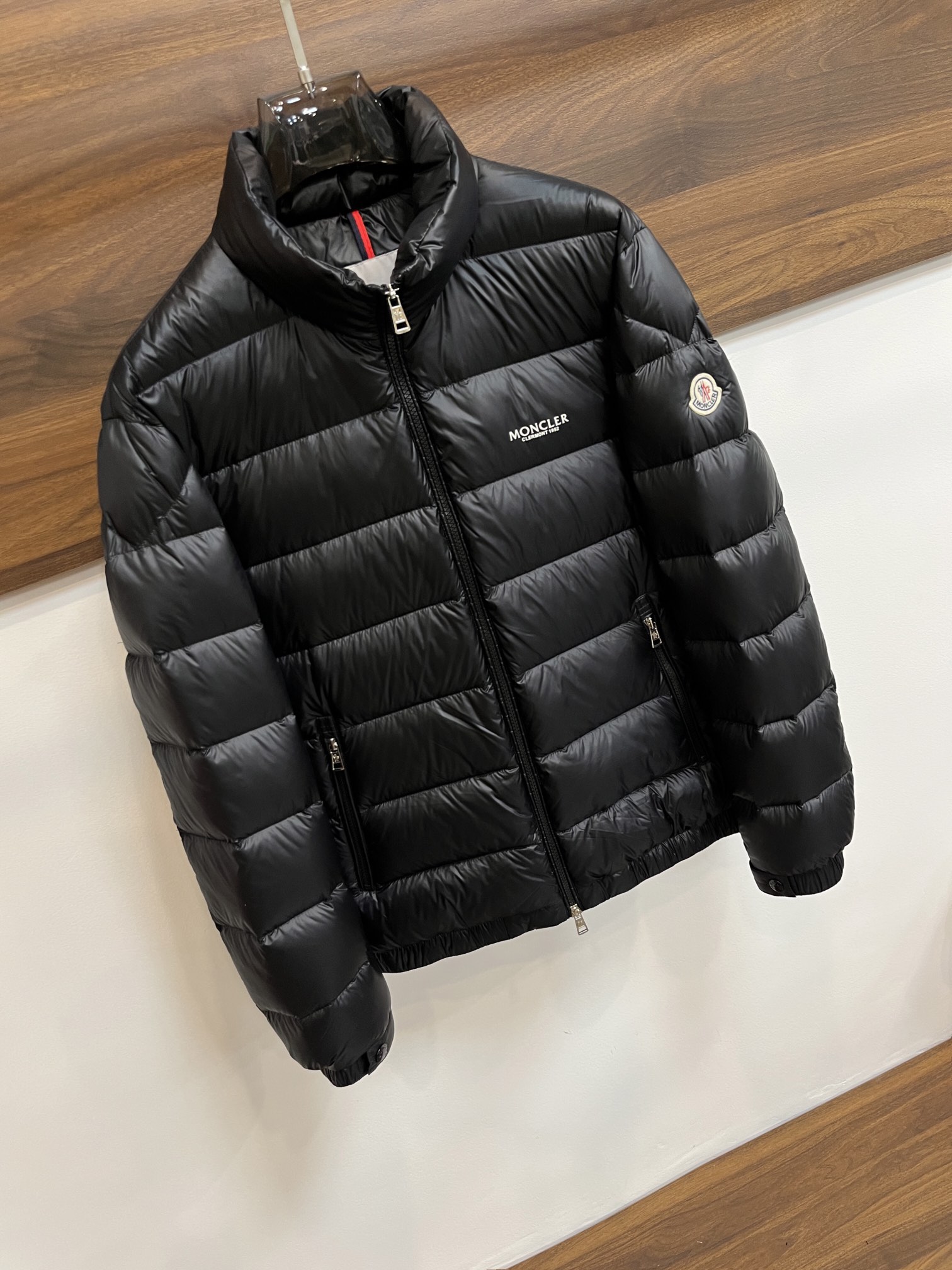 主推Moncler2024秋冬新款羽绒蒙口新款立领设计羽绒服外套选用亮泽尼龙面料打造胸前经典印花设计lo