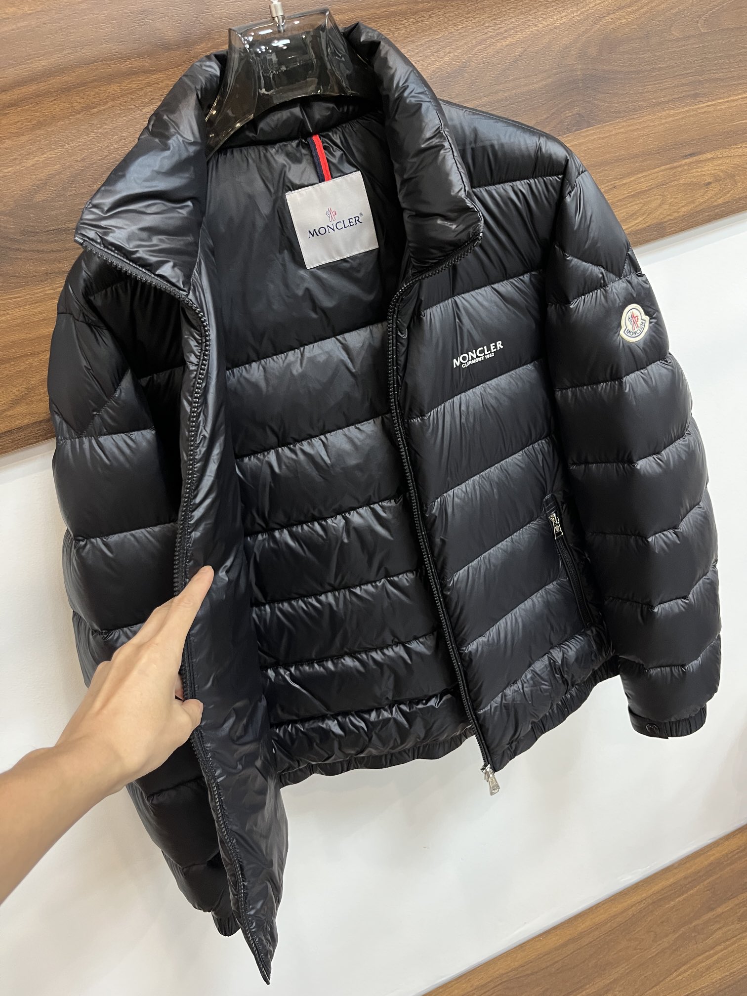 主推Moncler2024秋冬新款羽绒蒙口新款立领设计羽绒服外套选用亮泽尼龙面料打造胸前经典印花设计lo