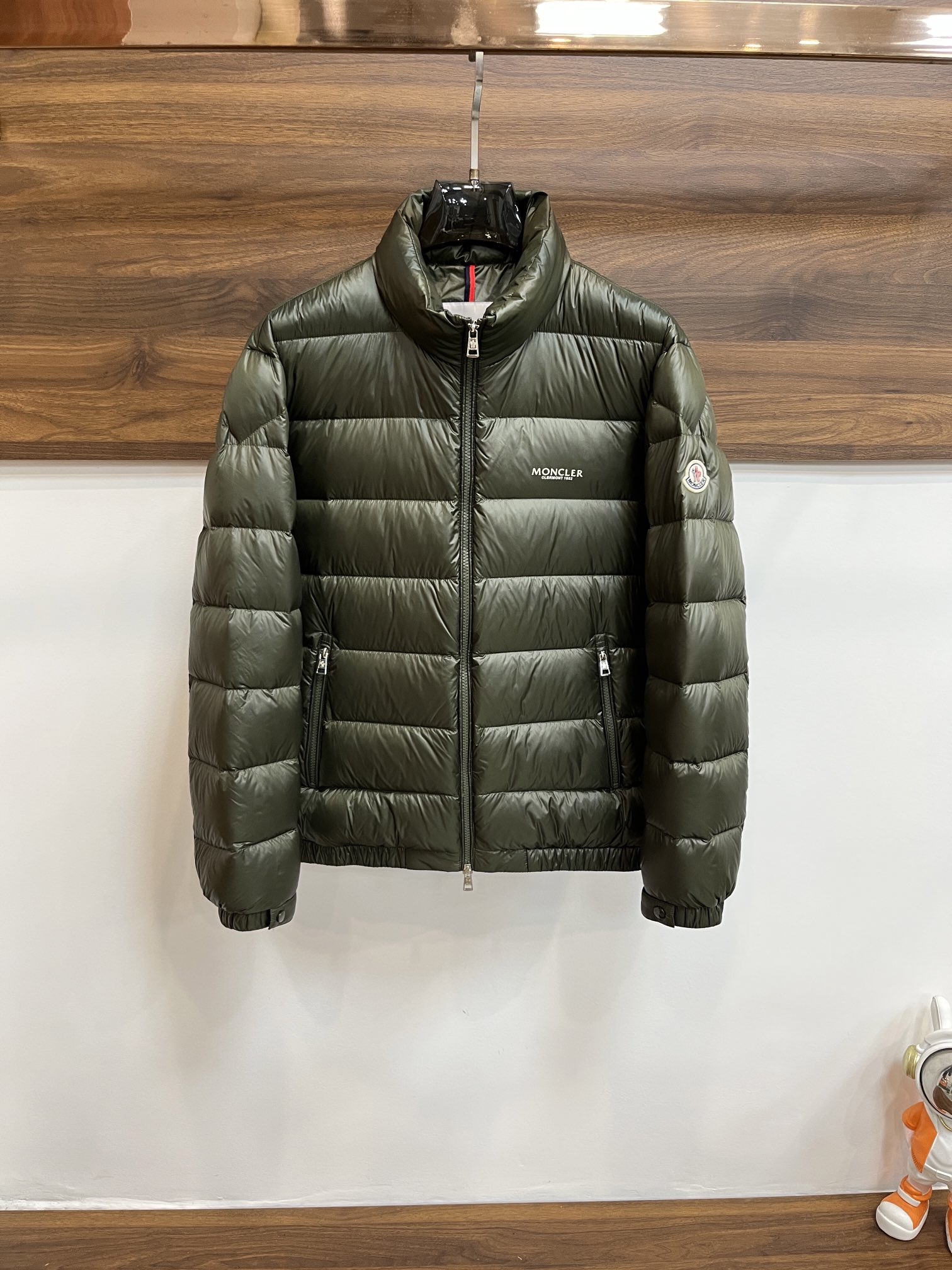 主推Moncler2024秋冬新款羽绒蒙口新款立领设计羽绒服外套选用亮泽尼龙面料打造胸前经典印花设计lo