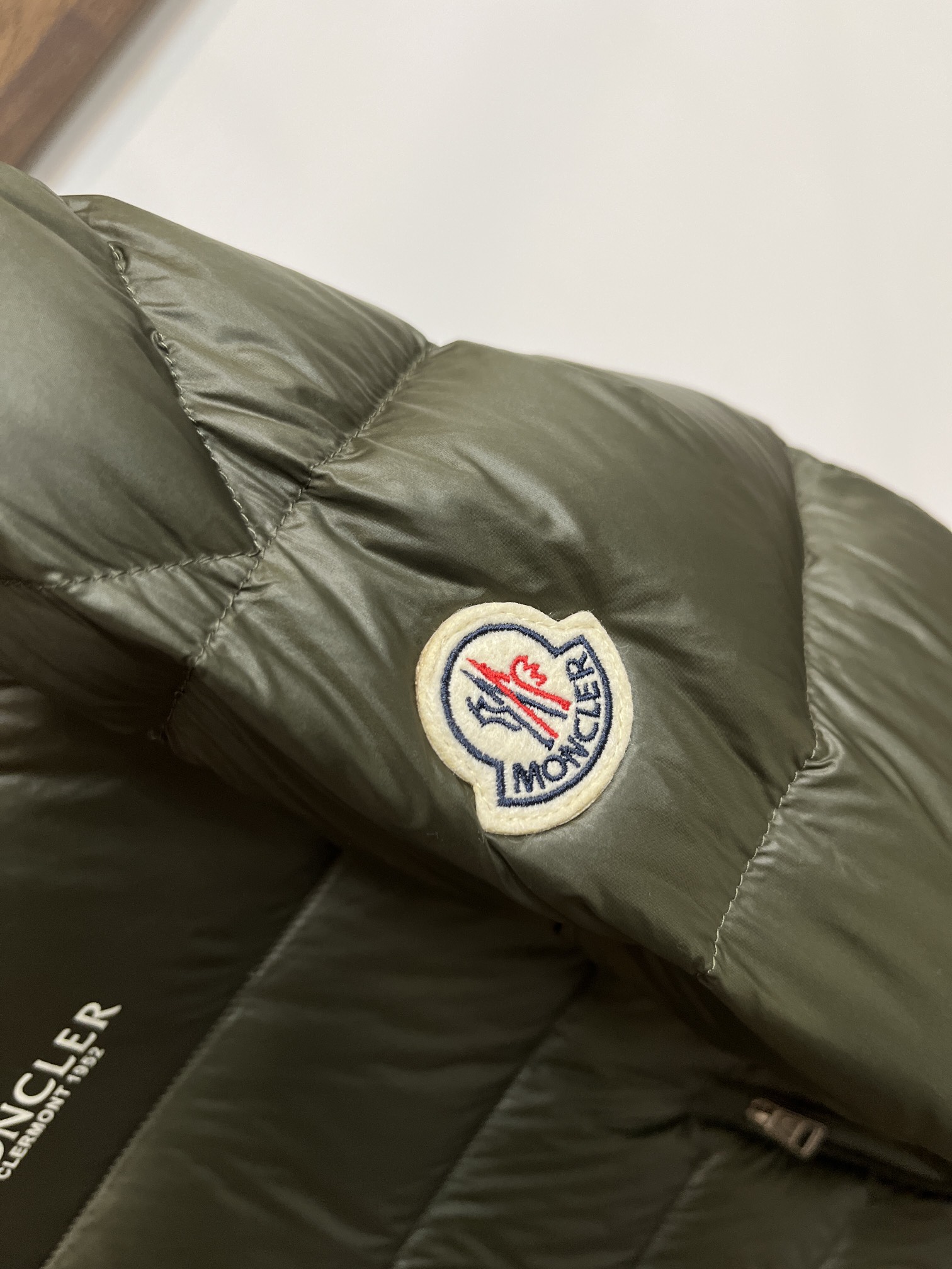 主推Moncler2024秋冬新款羽绒蒙口新款立领设计羽绒服外套选用亮泽尼龙面料打造胸前经典印花设计lo