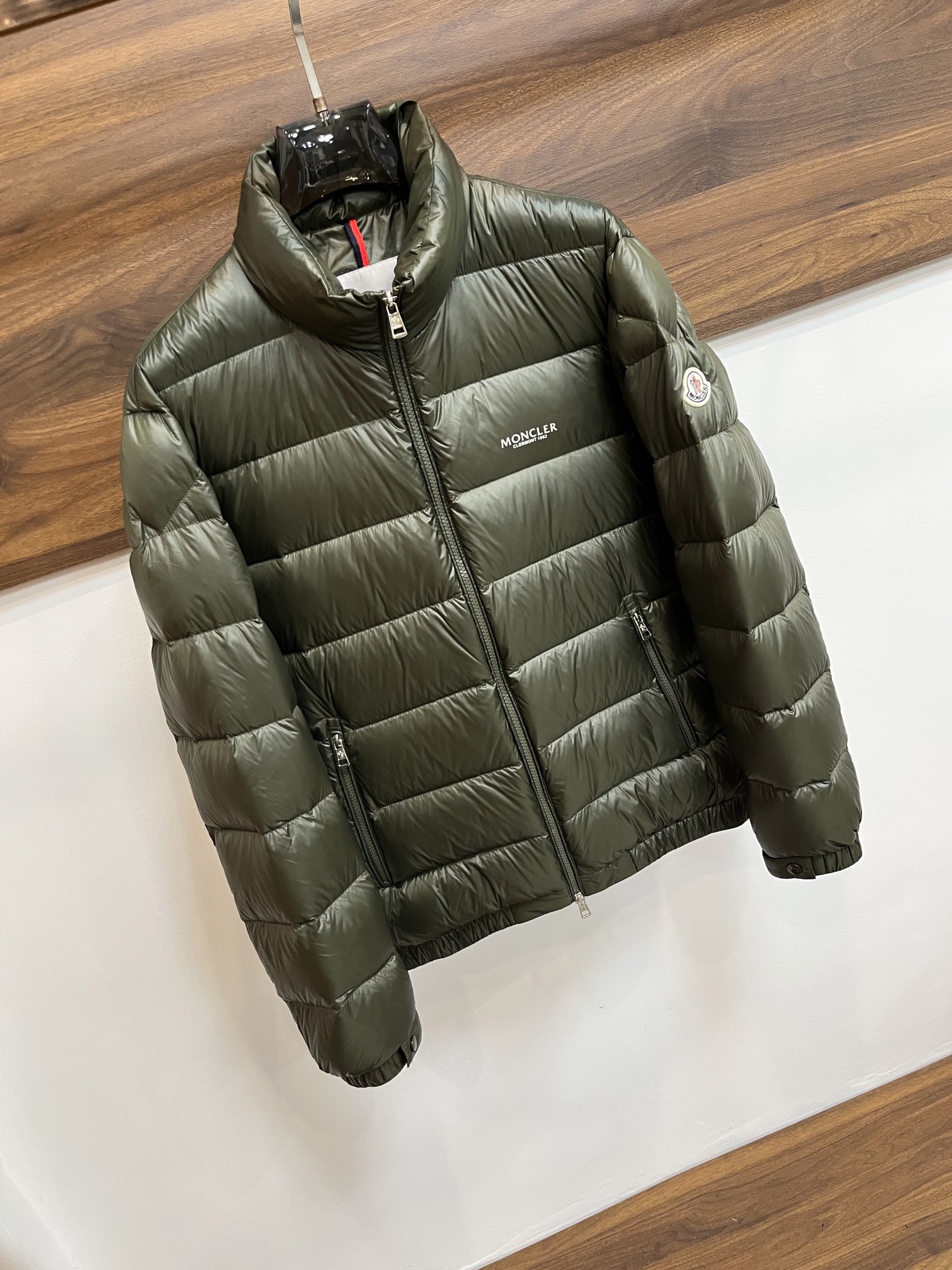 主推Moncler2024秋冬新款羽绒蒙口新款立领设计羽绒服外套选用亮泽尼龙面料打造胸前经典印花设计lo