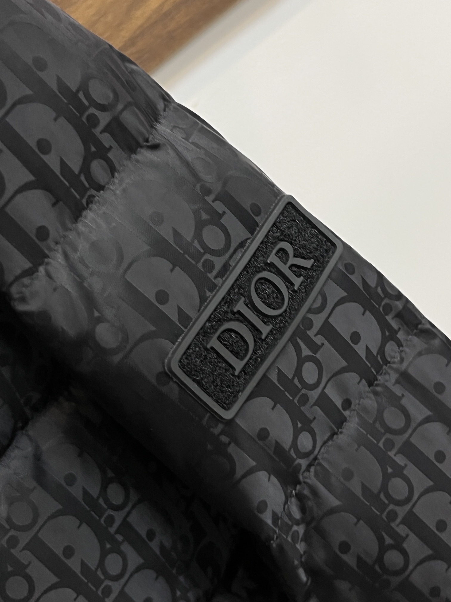 主推Dior2024秋冬新款羽绒迪奥新款立领设计羽绒服外套选用亮泽尼龙面料打造胸前经典印花战马设计log