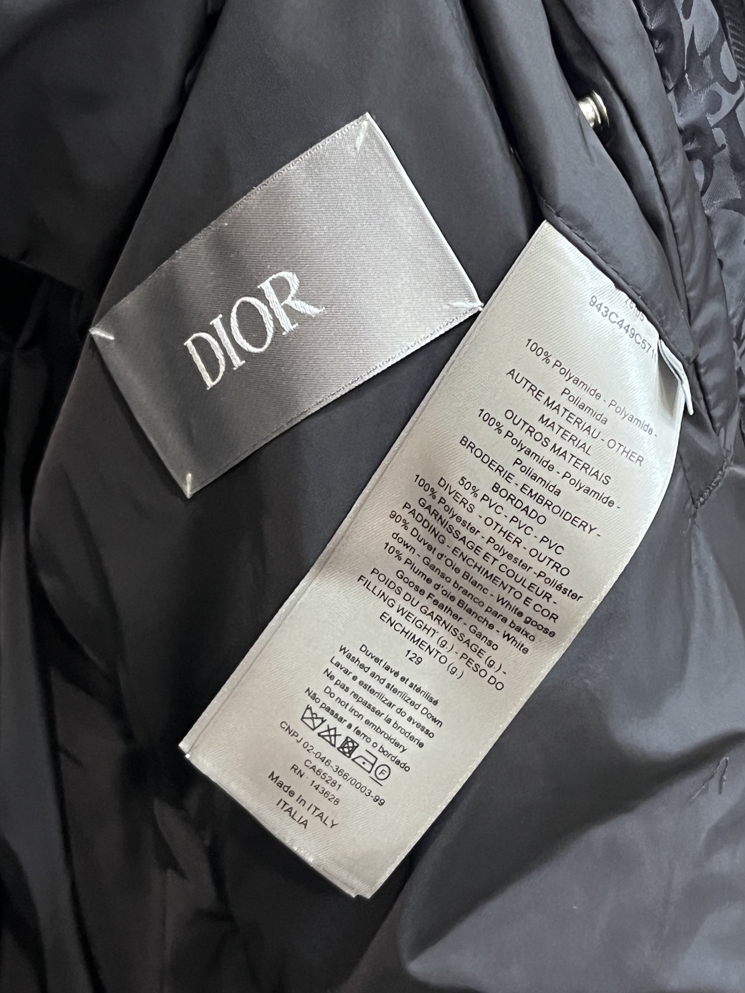 主推Dior2024秋冬新款羽绒迪奥新款立领设计羽绒服外套选用亮泽尼龙面料打造胸前经典印花战马设计log