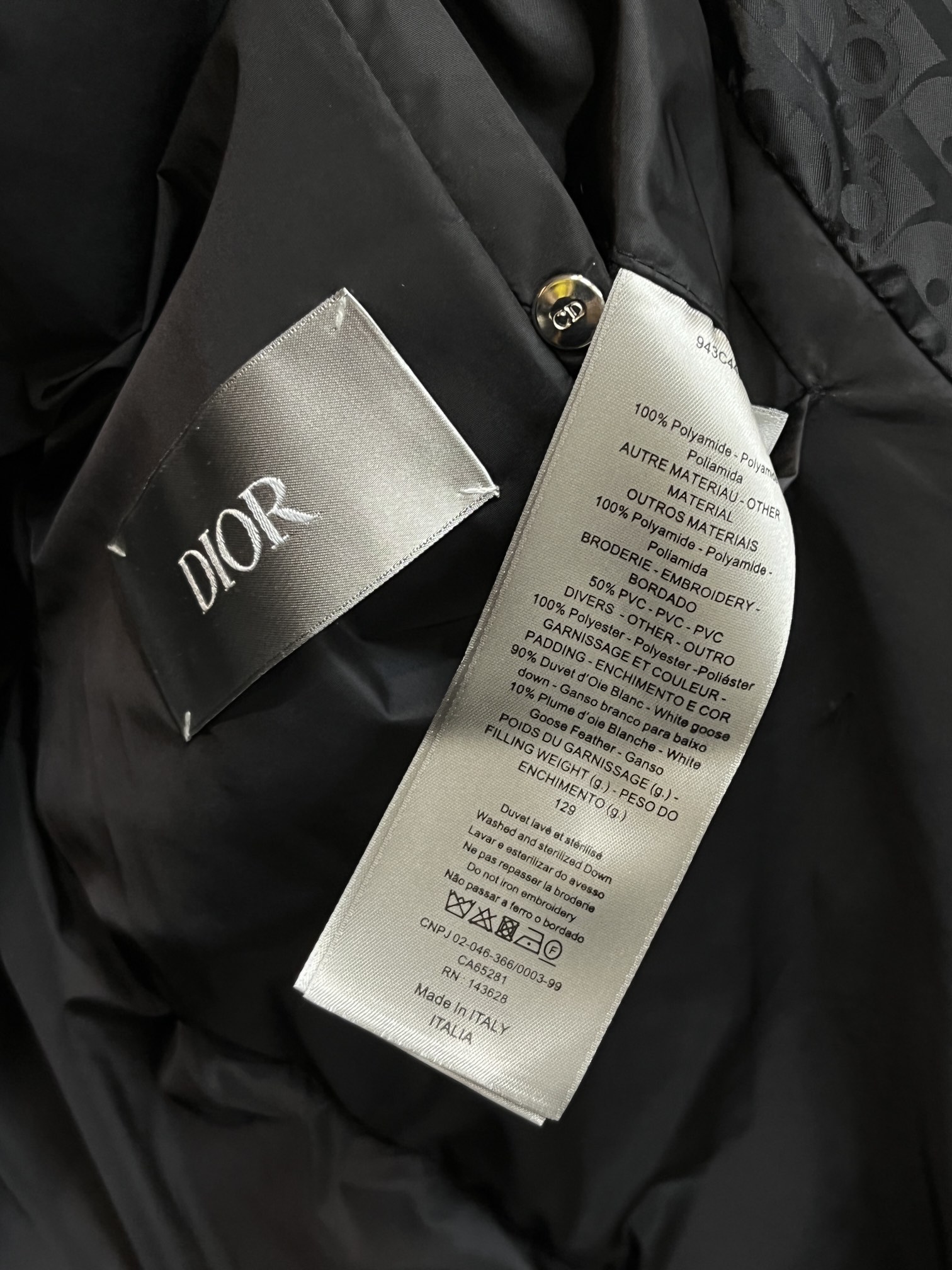 主推Dior2024秋冬新款羽绒迪奥新款立领设计羽绒服外套选用亮泽尼龙面料打造胸前经典印花战马设计log