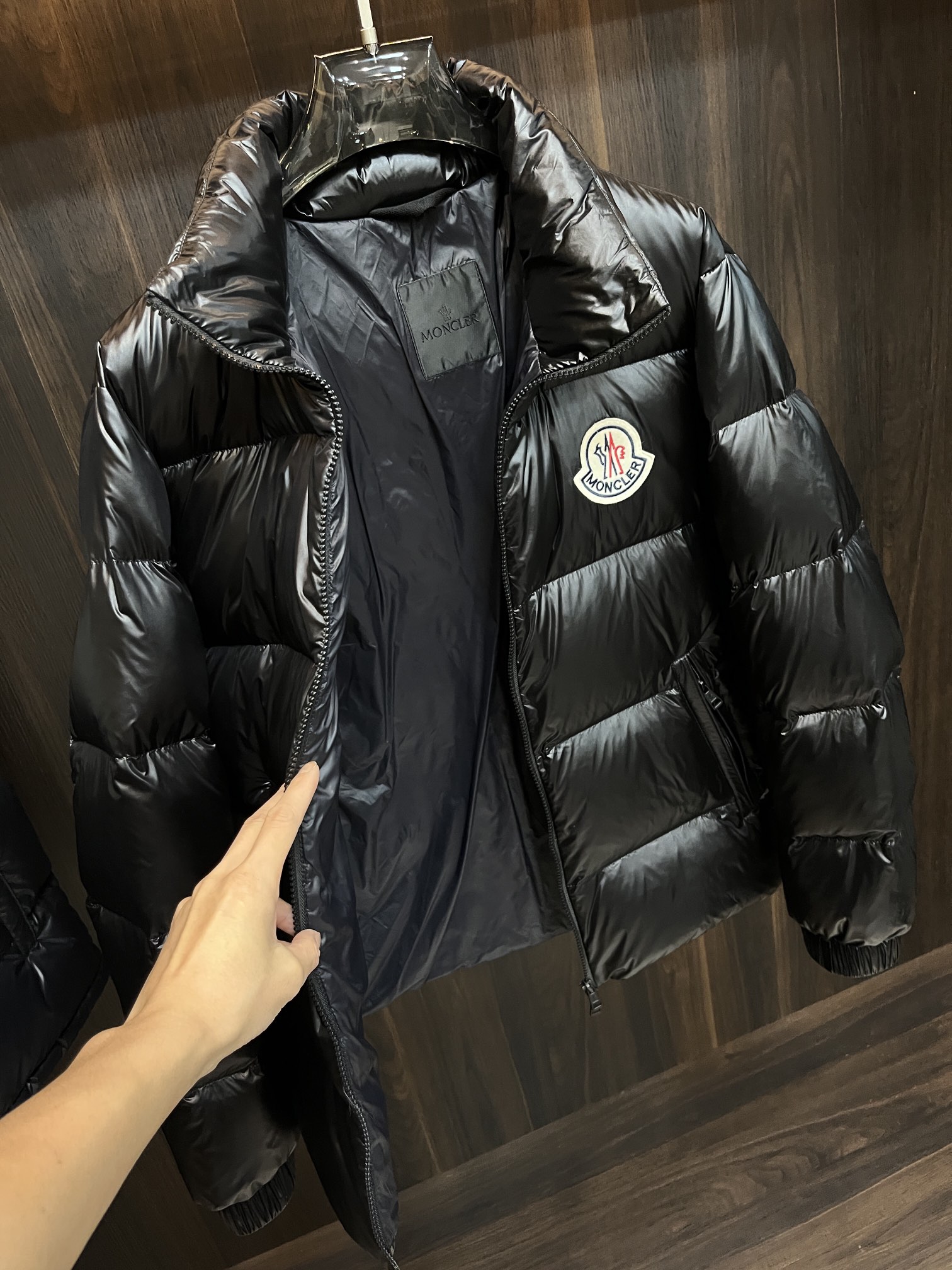 主推Moncler2024秋冬新款羽绒蒙口新款立领设计羽绒服外套选用亮泽尼龙面料打造胸前经典印花战马设计