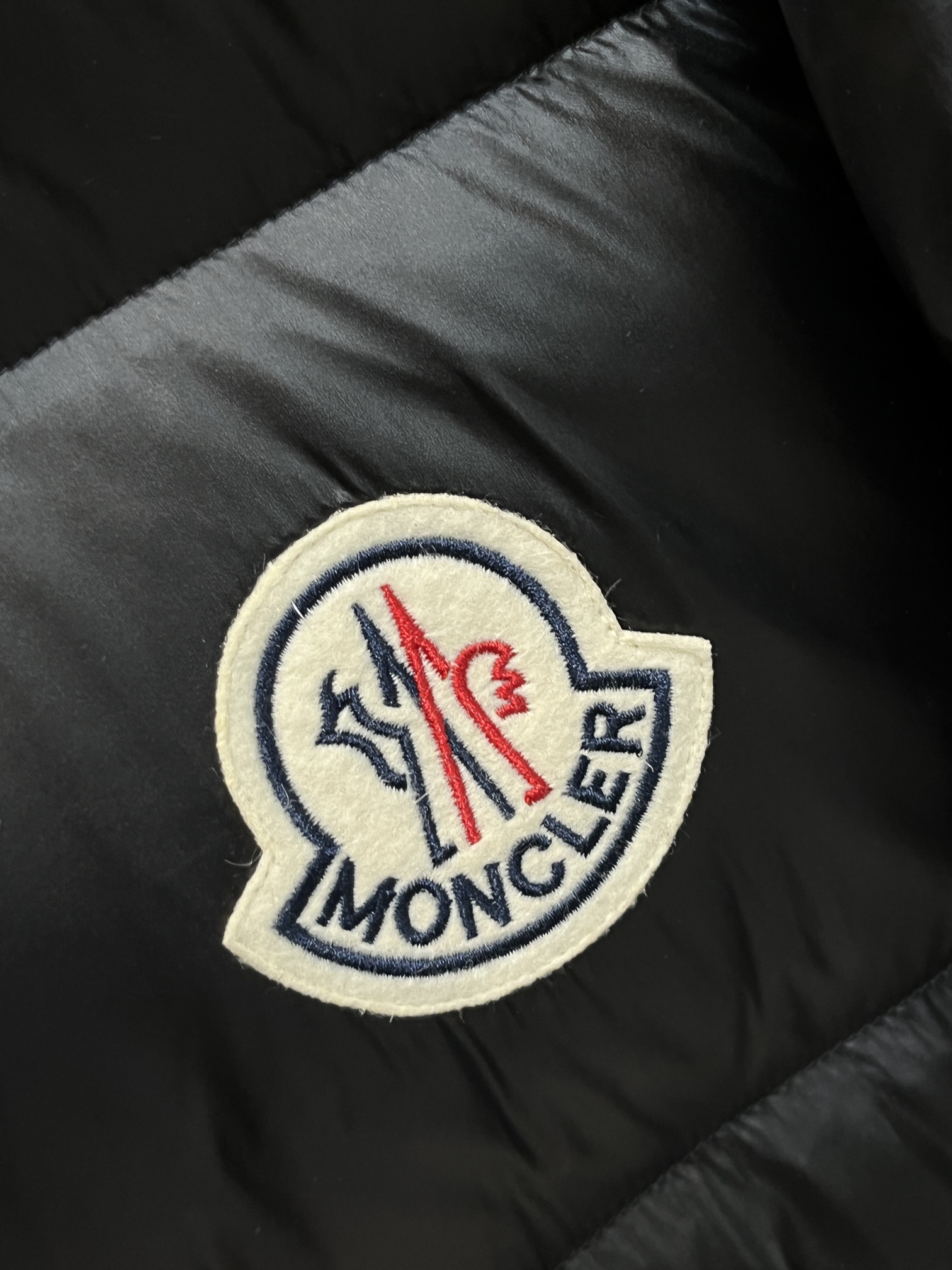 主推Moncler2024秋冬新款羽绒蒙口新款立领设计羽绒服外套选用亮泽尼龙面料打造胸前经典印花战马设计